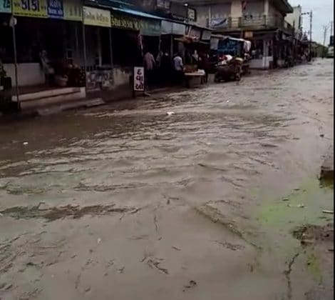 અમરેલી જિલ્લામાં બગસરા, સાવરકુંડલા, લિલિયા, દામનગર પંથકમાં વરસાદ પડ્યો હતો. જિલ્લાની નાવલી નદીમાં પણ નવા નીર આવ્યા હતા. અમરેલી જિલ્લામાં બગસરા, સાવરકુંડલા, લિલિયા, દામનગર પંથકમાં વરસાદ પડ્યો હતો. જિલ્લાની નાવલી નદીમાં પણ નવા નીર આવ્યા હતા.