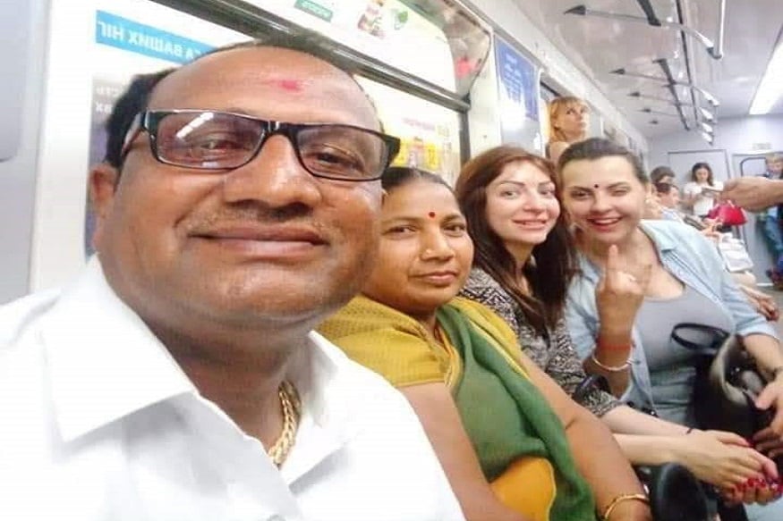 રવિના હૃદયને તે વખતે 87 મિનિટમાં સુરતથી મુંબઈની હોસ્પિટલમાં સારવાર લઈ રહેલી યુક્રેનની નતાલીયા ઓમેલચુકમાં ટ્રાન્સપ્લાન્ટ કરવામાં આવ્યું હતું. રવિના હ્રદય સાથે જીવતી નતાલીયાએ રવિના માતા પિતાને યુક્રેન બોલાવ્યાં હતાં. રવિના હૃદયને તે વખતે 87 મિનિટમાં સુરતથી મુંબઈની હોસ્પિટલમાં સારવાર લઈ રહેલી યુક્રેનની નતાલીયા ઓમેલચુકમાં ટ્રાન્સપ્લાન્ટ કરવામાં આવ્યું હતું. રવિના હ્રદય સાથે જીવતી નતાલીયાએ રવિના માતા પિતાને યુક્રેન બોલાવ્યાં હતાં.