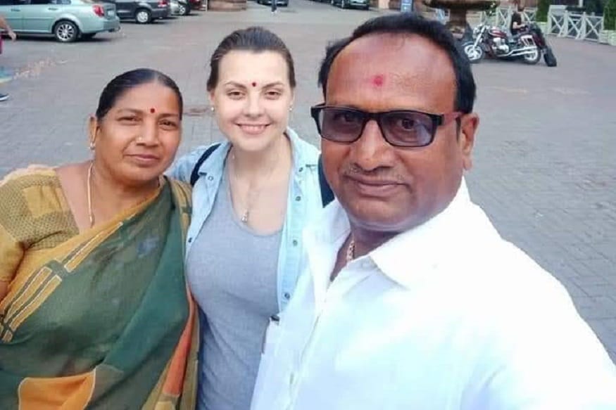 દીકરાના હ્રદય સાથે જીવતી નતાલીયાને મળીને રવિના માતા પિતાની આંખોમાં હર્ષ સાથે ગર્વના આંસુઓ સરી પડ્યાં હતાં.<br />નતાલિયાએ રવિના માતાપિતાને યુક્રેનનો પ્રવાસ કરાવ્યો<br />મૂળ અમરેલી જિલ્લાના ખાંભા તાલુકના સાળવા ગામના વતની ઠાકરશીભાઈ અને તેમની પત્ની લીલાબેનને રવિના હ્રદય સાથે જીવતી નતાલિયાએ યુક્રેન બોલાવ્યાં હતાં. દીકરાના હ્રદય સાથે જીવતી નતાલીયાને મળીને રવિના માતા પિતાની આંખોમાં હર્ષ સાથે ગર્વના આંસુઓ સરી પડ્યાં હતાં.<br />નતાલિયાએ રવિના માતાપિતાને યુક્રેનનો પ્રવાસ કરાવ્યો<br />મૂળ અમરેલી જિલ્લાના ખાંભા તાલુકના સાળવા ગામના વતની ઠાકરશીભાઈ અને તેમની પત્ની લીલાબેનને રવિના હ્રદય સાથે જીવતી નતાલિયાએ યુક્રેન બોલાવ્યાં હતાં.