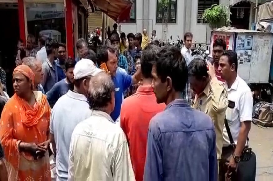 મળતી માહિતી પ્રમાણે આજે બુધવારે વડોદરાના કારેલીબાગ વિસ્તારમાં આવેલા કાસમઆલા કબ્રસ્થાન પાસેથી વિદ્યાર્થી પસાર થઇ રહ્યો હતો. ત્યારે પાછળથી આવતા ડમ્પરે તેને અડફેટે લેતા વિદ્યાર્થી ફંગોળાયો હતો અને તેને ગંભીર ઇજાઓ પહોંચી હતી. મળતી માહિતી પ્રમાણે આજે બુધવારે વડોદરાના કારેલીબાગ વિસ્તારમાં આવેલા કાસમઆલા કબ્રસ્થાન પાસેથી વિદ્યાર્થી પસાર થઇ રહ્યો હતો. ત્યારે પાછળથી આવતા ડમ્પરે તેને અડફેટે લેતા વિદ્યાર્થી ફંગોળાયો હતો અને તેને ગંભીર ઇજાઓ પહોંચી હતી.