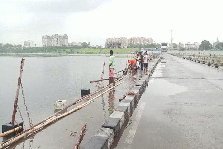 પ્રાપ્ત માહિતી અનુસાર, સુરત જીલ્લામાં થોડા વિરામ બાદ મેઘરાજાએ ફરી પધરામણી શરૂ કરી છે. જેને લઈ નીચાણવાળા વિસ્તારોમાં પાણી ભરાઈ ગયા છે. કોઝવેમાં નવા નીર આવી જતા કોઝવે 6 મીટરની ભયાનક સપાટીએ પહોંચી જતા વાહન વ્યવહાર બંધ કરી દેવામાં આવ્યો છે. પ્રાપ્ત માહિતી અનુસાર, સુરત જીલ્લામાં થોડા વિરામ બાદ મેઘરાજાએ ફરી પધરામણી શરૂ કરી છે. જેને લઈ નીચાણવાળા વિસ્તારોમાં પાણી ભરાઈ ગયા છે. કોઝવેમાં નવા નીર આવી જતા કોઝવે 6 મીટરની ભયાનક સપાટીએ પહોંચી જતા વાહન વ્યવહાર બંધ કરી દેવામાં આવ્યો છે.