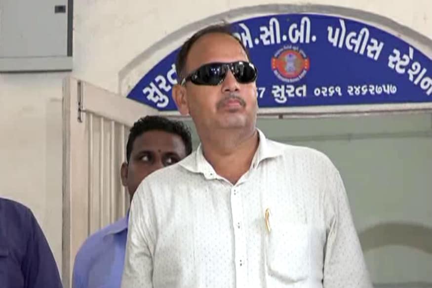 સુરત તક્ષશિલા અગ્નિકાંડના દોષી એવા પાલિકાના અધિકારીઓની બેનામી મિલકતની તપાસ કરનાર ACBએ વધુ એક અધિકારીને આવક કરતા વધુ મિલકત હોવાના મામલે ધરપકડ કરી છે.જુનિયર ઈજનેર હરેરામ સિંહની 42.62 લાખની બેનામી મિલકતનો ચોંકાવનારો ખુલાસો થયો ઉપરાંત ફરજ પર બેદરકારી મામલે હરેરામને સસ્પેન્ડ કરવામાં આવ્યા છે. એટલું જ નહીં અગાઉ 2 હજારની લાંચ મામલે આજ એન્ટી કરપ્શનના છટકામાં પણ ઝડપાઇ ચુક્યો છે.(કિર્તેશ પટેલ, સુરત) સુરત તક્ષશિલા અગ્નિકાંડના દોષી એવા પાલિકાના અધિકારીઓની બેનામી મિલકતની તપાસ કરનાર ACBએ વધુ એક અધિકારીને આવક કરતા વધુ મિલકત હોવાના મામલે ધરપકડ કરી છે.જુનિયર ઈજનેર હરેરામ સિંહની 42.62 લાખની બેનામી મિલકતનો ચોંકાવનારો ખુલાસો થયો ઉપરાંત ફરજ પર બેદરકારી મામલે હરેરામને સસ્પેન્ડ કરવામાં આવ્યા છે. એટલું જ નહીં અગાઉ 2 હજારની લાંચ મામલે આજ એન્ટી કરપ્શનના છટકામાં પણ ઝડપાઇ ચુક્યો છે.(કિર્તેશ પટેલ, સુરત)
