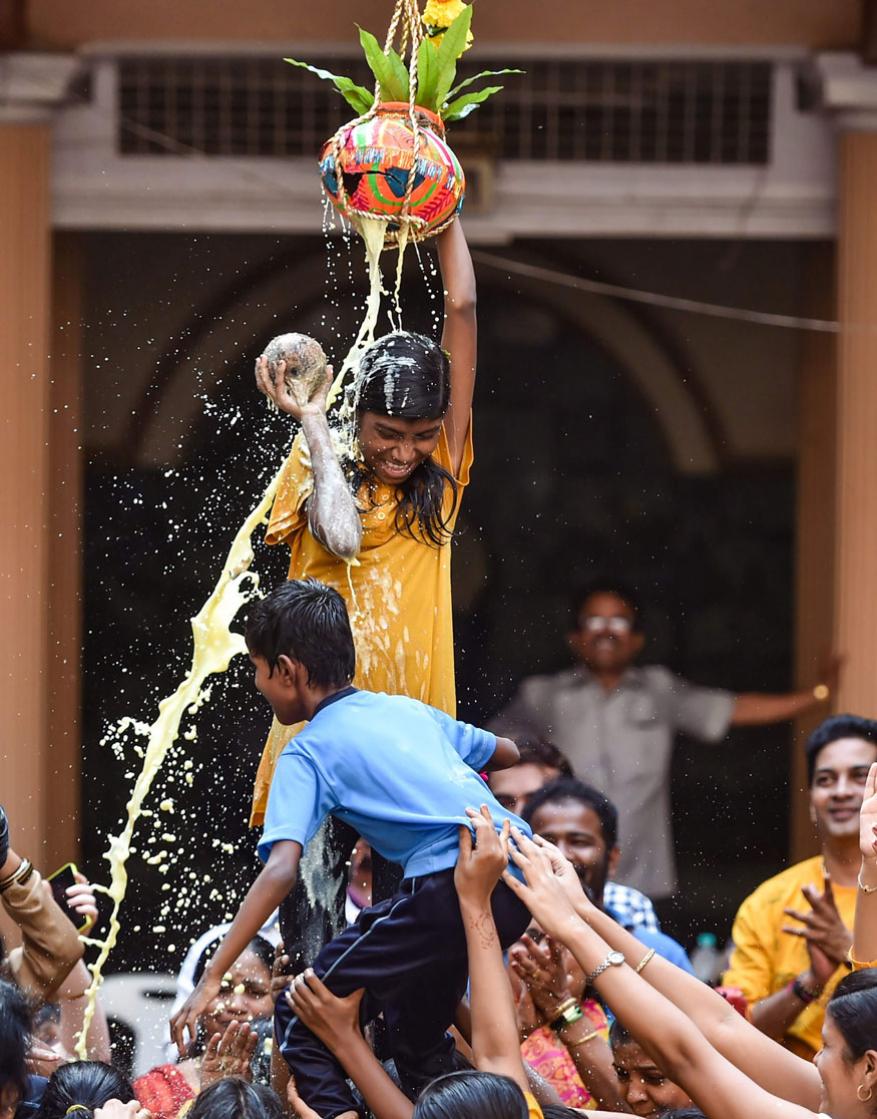 મુંબઇમાં એક સ્કૂલમાં દિવ્યાંગ બાળકો દ્વારા દહી હાંડીનો ખાસ કાર્યક્રમ રાખવામાં આવ્યો. (Image: PTI) મુંબઇમાં એક સ્કૂલમાં દિવ્યાંગ બાળકો દ્વારા દહી હાંડીનો ખાસ કાર્યક્રમ રાખવામાં આવ્યો. (Image: PTI)