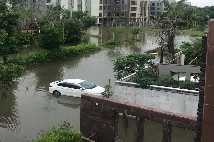 અમદાવાદમાં વરસાદે વિરામ લીધો હોવા છતાં શહેરના ઘણા નીચાણ વાળા વિસ્તારો હજુ પણ પાણીમા ગરકાવ છે.. ત્યારે શહેરથી 3 કિલોમીટર દૂર સરખેજ સાણંદ રોડ પર ગોકુલધામ ટાઉન્શીપમાં વરસાદી પાણી ઓસર્યા નથી. જેના કારણે કરોડો રુપિયાના બંગલાઓ હજુ પણ વરસાદી પાણીમા ગરકાવ છે. (સંજય ટાંક, અમદાવાદ) અમદાવાદમાં વરસાદે વિરામ લીધો હોવા છતાં શહેરના ઘણા નીચાણ વાળા વિસ્તારો હજુ પણ પાણીમા ગરકાવ છે.. ત્યારે શહેરથી 3 કિલોમીટર દૂર સરખેજ સાણંદ રોડ પર ગોકુલધામ ટાઉન્શીપમાં વરસાદી પાણી ઓસર્યા નથી. જેના કારણે કરોડો રુપિયાના બંગલાઓ હજુ પણ વરસાદી પાણીમા ગરકાવ છે. (સંજય ટાંક, અમદાવાદ)