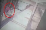 LIVE મોત: મોલના ચોથા માળેથી લગાવી યુવતીએ છલાંગ, VIDEO