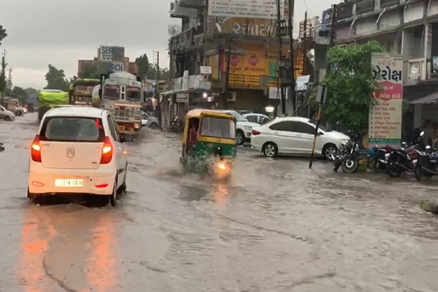 છેલ્લા ત્રણ ચાર દિવસથી દક્ષિણ ગુજરાત, મધ્ય ગુજરાત અને સૌરાષ્ટ્રના કેટલાક વિસ્તારોમાં મેઘરાજાની ધમાકેદાર એન્ટ્રીથી પાણી પાણી થઈ ગયું છે, તો આ બાજુ ઉત્તર ગુજરાતમાં સાબરકાંઠા અને અરવલ્લી જીલ્લામાં પણ સારો વરસાદ પડી રહ્યો છે. જોકે, ઉત્તર ગુજરાતના અન્ય જીલ્લાઓમાં છૂટો છવાયા માત્ર ઝાપડાથી સંતોષ માનવો પડી રહ્યો છે. છેલ્લા ત્રણ ચાર દિવસથી દક્ષિણ ગુજરાત, મધ્ય ગુજરાત અને સૌરાષ્ટ્રના કેટલાક વિસ્તારોમાં મેઘરાજાની ધમાકેદાર એન્ટ્રીથી પાણી પાણી થઈ ગયું છે, તો આ બાજુ ઉત્તર ગુજરાતમાં સાબરકાંઠા અને અરવલ્લી જીલ્લામાં પણ સારો વરસાદ પડી રહ્યો છે. જોકે, ઉત્તર ગુજરાતના અન્ય જીલ્લાઓમાં છૂટો છવાયા માત્ર ઝાપડાથી સંતોષ માનવો પડી રહ્યો છે.