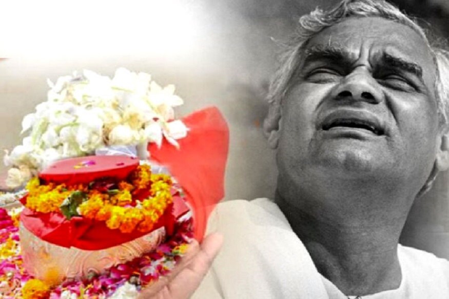 4. સર્વ શિક્ષા અભિયાન : આ યોજનાને 2001માં લોન્ચ કરવામાં આવી હતી. તેમાં 6થી 14 વર્ષ સુધીના બાળકોને મફતમાં શિક્ષણ આપવાનો પ્લાન હતો. આ યોજના લાગુ થતાં જ પ્રાઇમરી સ્કૂલોમાં બાળકોની સંખ્યા ઝડપથી વધી. એક અનુમાન મુજબ માત્ર આ યોજના લાગુ થવાના 4 વર્ષની અંદર સ્કૂલ ન જનારા બાળકોની સંખ્યામાં 60% ઘટાડો નોંધાયો હતો. 4. સર્વ શિક્ષા અભિયાન : આ યોજનાને 2001માં લોન્ચ કરવામાં આવી હતી. તેમાં 6થી 14 વર્ષ સુધીના બાળકોને મફતમાં શિક્ષણ આપવાનો પ્લાન હતો. આ યોજના લાગુ થતાં જ પ્રાઇમરી સ્કૂલોમાં બાળકોની સંખ્યા ઝડપથી વધી. એક અનુમાન મુજબ માત્ર આ યોજના લાગુ થવાના 4 વર્ષની અંદર સ્કૂલ ન જનારા બાળકોની સંખ્યામાં 60% ઘટાડો નોંધાયો હતો.