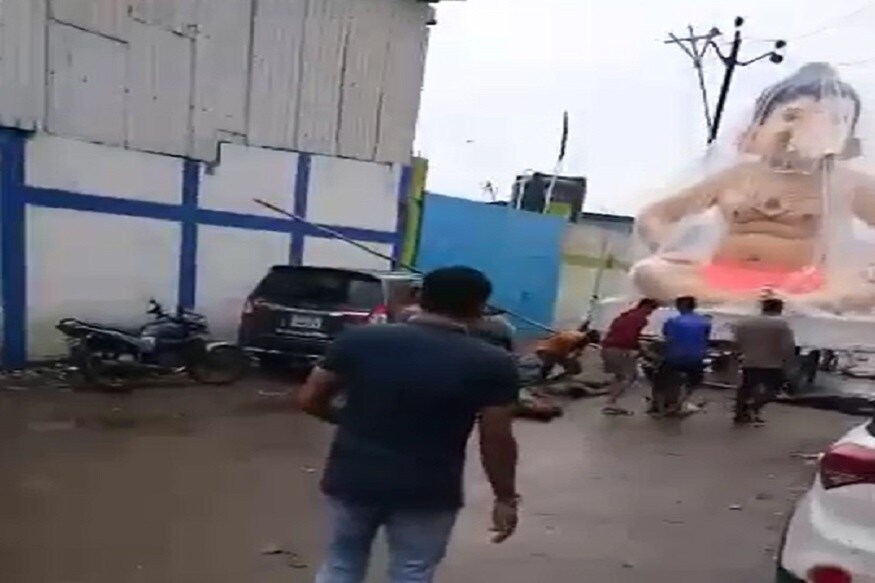 ગણેશ ઉત્સવને હવે માત્ર ગણતરીના દિવસો જ બાકી છે, તમામ શહેરોમાં ગણેશ ઉત્સવની તૈયારીઓ શરૂ કરી દેવામાં આવી છે. આવી જ રીતે ભરૂચમાં પણ ગણેશઉત્સવની તાડામાર તૈયારીઓ શરૂ થઈ ગઈ છે. પરંતુ વિઘ્નહર્તાને ઉત્સાહભેર આંગણે બોલાવતા પહેલા જ સાત યુવાનો પર વિઘ્ન આવી પડ્યું, જેમાં 2 યુવાનોના મોત થયા છે, તો પાંચ સારવાર હેઠળ છે. ગણેશ ઉત્સવને હવે માત્ર ગણતરીના દિવસો જ બાકી છે, તમામ શહેરોમાં ગણેશ ઉત્સવની તૈયારીઓ શરૂ કરી દેવામાં આવી છે. આવી જ રીતે ભરૂચમાં પણ ગણેશઉત્સવની તાડામાર તૈયારીઓ શરૂ થઈ ગઈ છે. પરંતુ વિઘ્નહર્તાને ઉત્સાહભેર આંગણે બોલાવતા પહેલા જ સાત યુવાનો પર વિઘ્ન આવી પડ્યું, જેમાં 2 યુવાનોના મોત થયા છે, તો પાંચ સારવાર હેઠળ છે.
