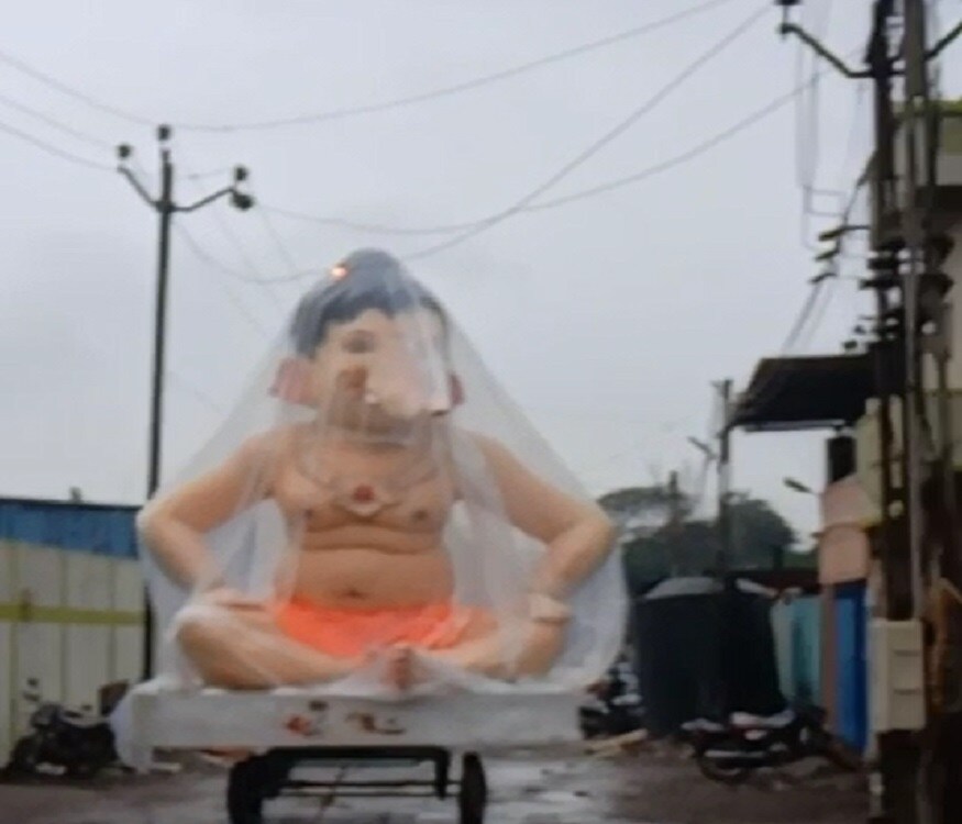 આ સમયે અન્ય યુવાનો પણ તેમની સાથે હતા, તુરંત લોકોએ તેમને બચાવવા માટે હાથેથી તેમની છાતી પુશ કરીને તેમને બચાવવાની કોશિસ કરી, પરંતુ તમામ યુવાનો બેહોશ અવસ્થામાં પડ્યા હતા. અન્ય યુવાનો અને સ્થાનિકોએ ભેગા થઈ પ્રાઈવેટ કારમાં તેમને મુકી હોસ્પિટલમાં સારવાર માટે લઈ ગયા. અહીં ડોક્ટરોએ બે યુવાનોને મૃત જાહેર કર્યા, જ્યારે પાંચ યુવાનોની સારવાર ચાલી રહી છે. આ સમયે અન્ય યુવાનો પણ તેમની સાથે હતા, તુરંત લોકોએ તેમને બચાવવા માટે હાથેથી તેમની છાતી પુશ કરીને તેમને બચાવવાની કોશિસ કરી, પરંતુ તમામ યુવાનો બેહોશ અવસ્થામાં પડ્યા હતા. અન્ય યુવાનો અને સ્થાનિકોએ ભેગા થઈ પ્રાઈવેટ કારમાં તેમને મુકી હોસ્પિટલમાં સારવાર માટે લઈ ગયા. અહીં ડોક્ટરોએ બે યુવાનોને મૃત જાહેર કર્યા, જ્યારે પાંચ યુવાનોની સારવાર ચાલી રહી છે.
