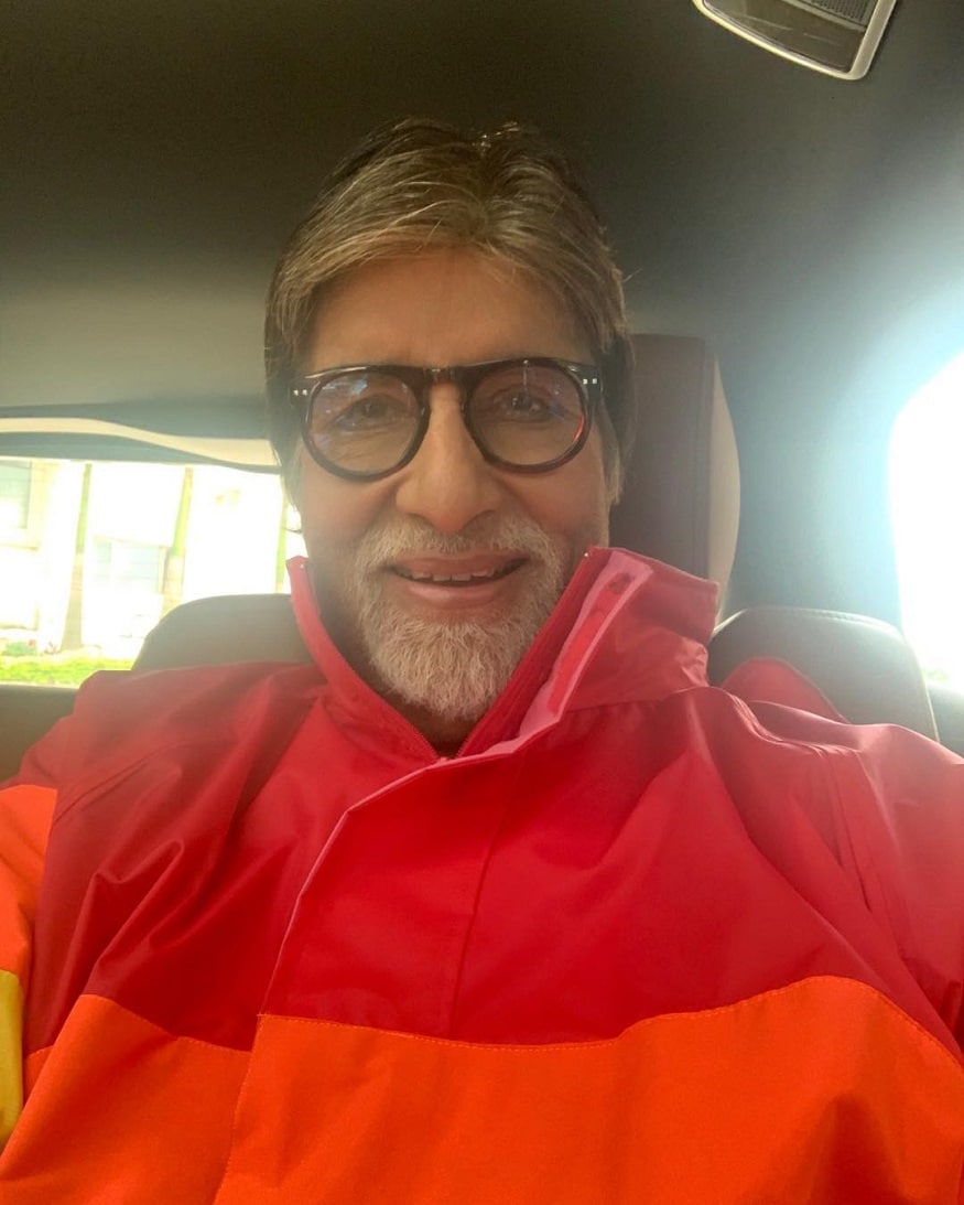 આપને જણાવી દઇએ કે, અમિતાભ બચ્ચન 76 વર્ષની ઉંમરે પણ ફિટ દેખાય છે અને તેઓ ફિલ્મો, KBC જેવાં શો અને જાહેર ઇવેન્ટ્સ અને એડવર્ટાઇઝમેન્ટ કરતાં રહે છે. અમિતાભ બચ્ચન આ સીવાય પણ ઘણી સમસ્યાઓ છે. જેમ કે તેમણે હાલમાં જ KBCમાં કહ્યું હતું કે, તેમનો જમણો હાથ ઉંચો થતો નથી. તેમને ખભામાં ઇજા થયા બાદથી તેમને આ સમસ્યા છે. આપને જણાવી દઇએ કે, અમિતાભ બચ્ચન 76 વર્ષની ઉંમરે પણ ફિટ દેખાય છે અને તેઓ ફિલ્મો, KBC જેવાં શો અને જાહેર ઇવેન્ટ્સ અને એડવર્ટાઇઝમેન્ટ કરતાં રહે છે. અમિતાભ બચ્ચન આ સીવાય પણ ઘણી સમસ્યાઓ છે. જેમ કે તેમણે હાલમાં જ KBCમાં કહ્યું હતું કે, તેમનો જમણો હાથ ઉંચો થતો નથી. તેમને ખભામાં ઇજા થયા બાદથી તેમને આ સમસ્યા છે.