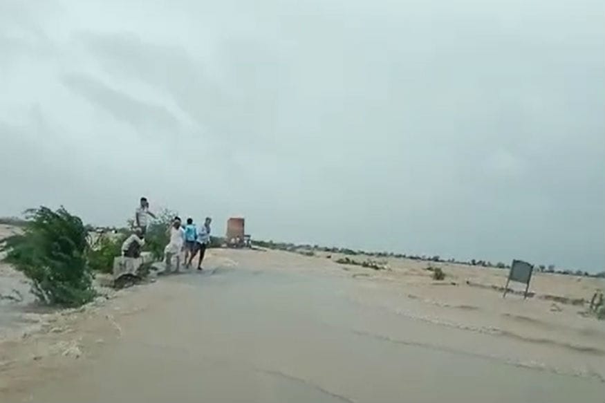 સૌરાષ્ટ્રમાં પડી રહેલા ભારે વરસાદના કારણે સુરેન્દ્રનગર પંથકમાં જળબંબાકાર થયો છે. સુરેન્દ્રનગરથી આવતી નદીના પાણી ભરાતા ભાવનગર-ધોલેરા હાઇવે નાના વાહનો માટે ખોરવાયો છે. આ વિસ્તારમાં હાઇવે પાણીપાણી થતા મોટા વાહનો રિસ્ક લઈને પસાર થયા હતા જ્યારે નાના વાહનો અટવાયા હતા. સૌરાષ્ટ્રમાં પડી રહેલા ભારે વરસાદના કારણે સુરેન્દ્રનગર પંથકમાં જળબંબાકાર થયો છે. સુરેન્દ્રનગરથી આવતી નદીના પાણી ભરાતા ભાવનગર-ધોલેરા હાઇવે નાના વાહનો માટે ખોરવાયો છે. આ વિસ્તારમાં હાઇવે પાણીપાણી થતા મોટા વાહનો રિસ્ક લઈને પસાર થયા હતા જ્યારે નાના વાહનો અટવાયા હતા.