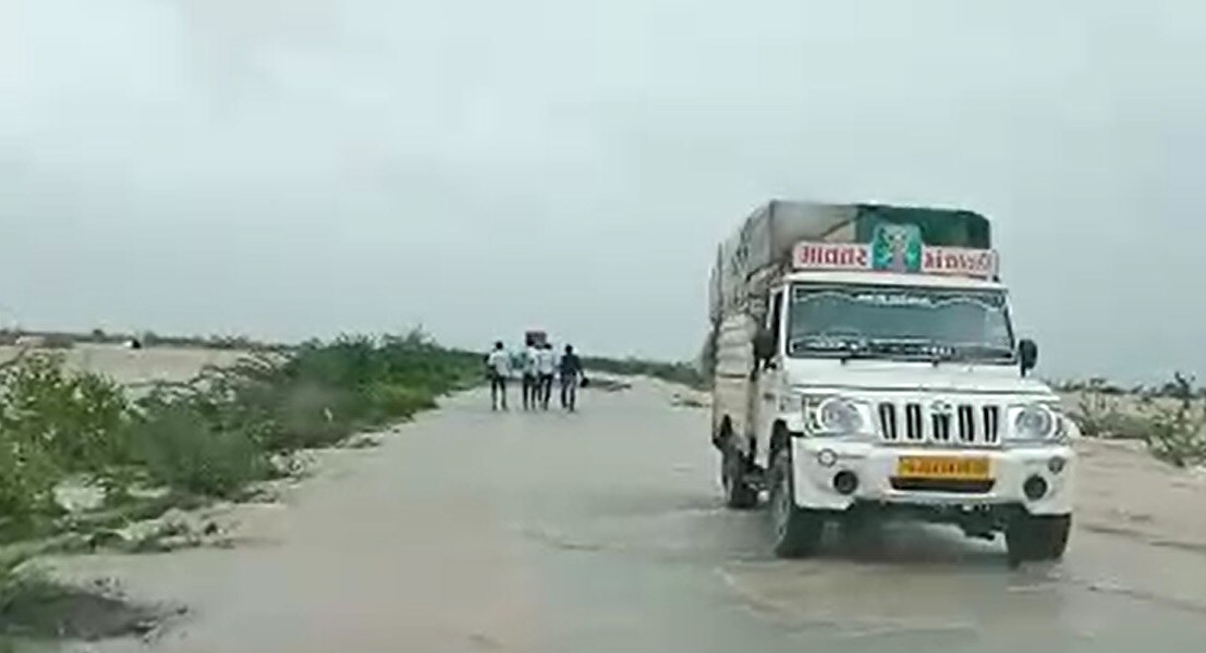 સુરેન્દ્રનગર પંથકમાં વાવડીમાં જળબંબાકાર થયો છે. દરમિયાન ભાવનગર તરફ આવતી સુરેન્દ્રનગરની નદીઓના પાણી સ્ટેટ હાઇવે પર ફરી વળ્યા છે. સુરેન્દ્રનગર પંથકમાં વાવડીમાં જળબંબાકાર થયો છે. દરમિયાન ભાવનગર તરફ આવતી સુરેન્દ્રનગરની નદીઓના પાણી સ્ટેટ હાઇવે પર ફરી વળ્યા છે.