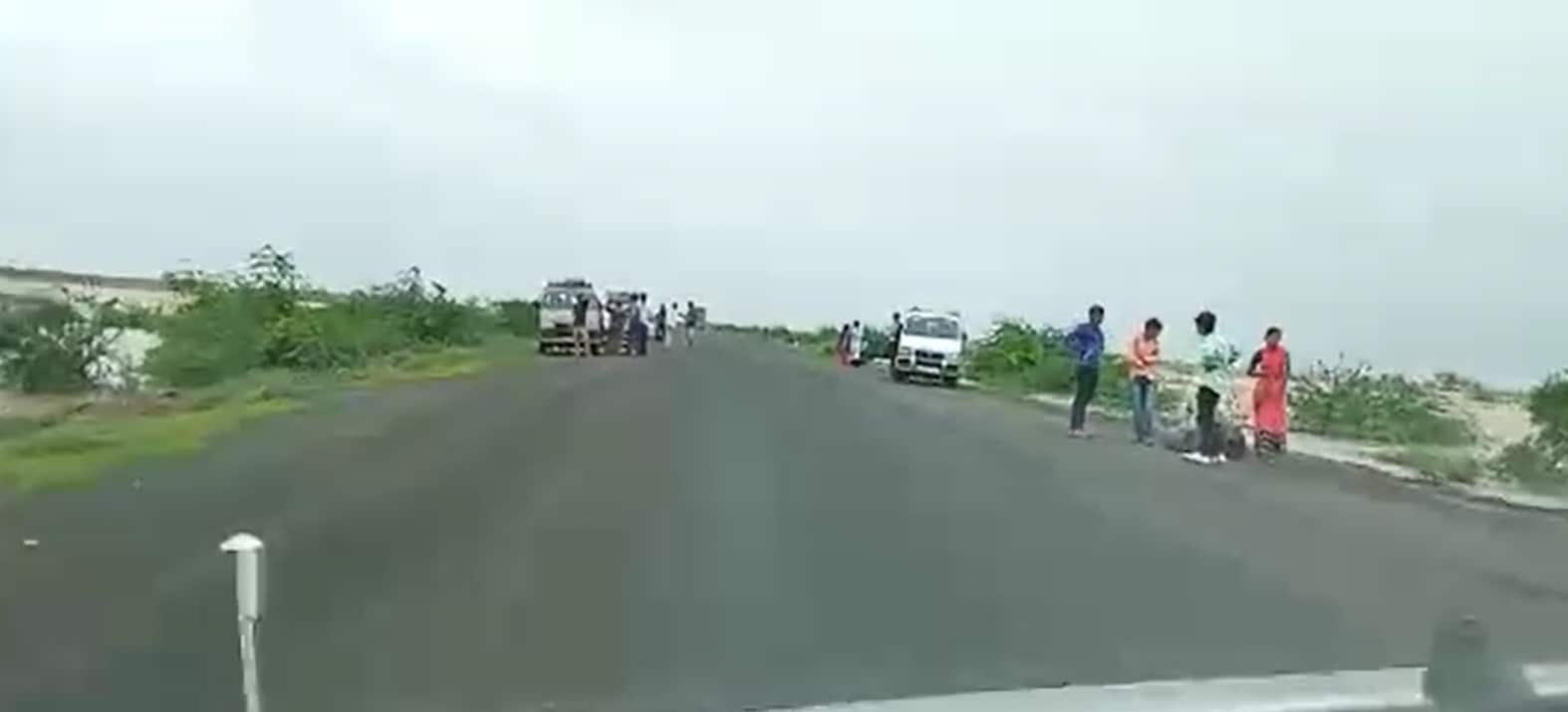 આ વિસ્તારમાં અધેલાઈથી ધોલેરા હાઇવે પર ખાર વિસ્તાર આવેલો છે. દર વર્ષે ચોમાસામાં અહીં ખૂબ પાણી ભરાય છે. આજે પણ ખાર વિસ્તાર વરસાદના કારણે પાણીપાણી થયો છે. આ વિસ્તારમાં અધેલાઈથી ધોલેરા હાઇવે પર ખાર વિસ્તાર આવેલો છે. દર વર્ષે ચોમાસામાં અહીં ખૂબ પાણી ભરાય છે. આજે પણ ખાર વિસ્તાર વરસાદના કારણે પાણીપાણી થયો છે.