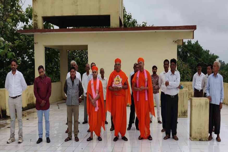 ગુરુપ્રિયદાસજી સ્વામીએ જણાવ્યું હતું કે, આપ સૌને શુભકામના, આજે આપણે સહુ દેશ વાસીઓ સંકલ્પ કરીએ કે, દેશની એકતા, અખંડિતતા, સાર્વભૌમત્વ જળવાઈ રહે. લોકશાહી અને બંધારણીય મૂલ્યોનું જતન કરીએ, દેશને સર્વ ક્ષેત્રે અગ્રેસર બનાવવા સંપૂર્ણ પ્રયત્નો કરીએ. સમાનતા, બંધુતા, ભાઈચારો, માનવતા અને નીતિમત્તા જળવાઈ રહે. કાયદા-નિયમોનું પાલન કરીએ. ગુરુપ્રિયદાસજી સ્વામીએ જણાવ્યું હતું કે, આપ સૌને શુભકામના, આજે આપણે સહુ દેશ વાસીઓ સંકલ્પ કરીએ કે, દેશની એકતા, અખંડિતતા, સાર્વભૌમત્વ જળવાઈ રહે. લોકશાહી અને બંધારણીય મૂલ્યોનું જતન કરીએ, દેશને સર્વ ક્ષેત્રે અગ્રેસર બનાવવા સંપૂર્ણ પ્રયત્નો કરીએ. સમાનતા, બંધુતા, ભાઈચારો, માનવતા અને નીતિમત્તા જળવાઈ રહે. કાયદા-નિયમોનું પાલન કરીએ.