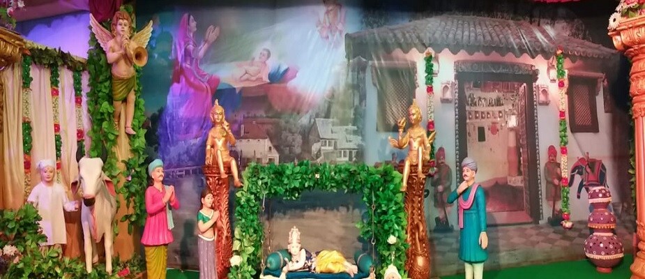 ભગવાનને રિઝવવા માટે હરીભક્તો વિવિધ પ્રકારના હિંડોળા શણગારે છે. સંતો - ભક્તો ભગવાનને બિરાજમાન કરવા માટે અગરબત્તી, ચાંદી અને સુવર્ણના દાગીના, પુષ્પો, ફ્રુટ, સૂકોમેવો, હીર, કઠોળ, પેંડા, મોરપીંછ, સિક્કા, બોલપેન, રાખડી, પવિત્રા વગેરે નિત-નવા નવલાં વસ્તુઓથી - પદાર્થોથી હિંડોળાને સુશોભિત કરે છે. હિંડોળા તૈયાર કરવા માટે સંતો - ભક્તો અને વિદ્યાર્થીઓ તન મન ધન અર્પણ કરે છે. સંધ્યા સમયે મંદિરમાં સંતો - ભક્તો અને વિદ્યાર્થીઓ સાથે મળીને મૃદંગ, પખવાજ, ઝાંઝ, મંજીરા, ઢોલક આદિ વાજિંત્રો સાથે હિંડોળાનાં પદોનું ગાન કરીને ઉત્સવ કરે છે. ત્યારબાદ સંધ્યા આરતી કરવામાં આવે છે અને સંધ્યા આરતીના નિયમો પણ કરવામાં આવે છે. ભગવાનને રિઝવવા માટે હરીભક્તો વિવિધ પ્રકારના હિંડોળા શણગારે છે. સંતો - ભક્તો ભગવાનને બિરાજમાન કરવા માટે અગરબત્તી, ચાંદી અને સુવર્ણના દાગીના, પુષ્પો, ફ્રુટ, સૂકોમેવો, હીર, કઠોળ, પેંડા, મોરપીંછ, સિક્કા, બોલપેન, રાખડી, પવિત્રા વગેરે નિત-નવા નવલાં વસ્તુઓથી - પદાર્થોથી હિંડોળાને સુશોભિત કરે છે. હિંડોળા તૈયાર કરવા માટે સંતો - ભક્તો અને વિદ્યાર્થીઓ તન મન ધન અર્પણ કરે છે. સંધ્યા સમયે મંદિરમાં સંતો - ભક્તો અને વિદ્યાર્થીઓ સાથે મળીને મૃદંગ, પખવાજ, ઝાંઝ, મંજીરા, ઢોલક આદિ વાજિંત્રો સાથે હિંડોળાનાં પદોનું ગાન કરીને ઉત્સવ કરે છે. ત્યારબાદ સંધ્યા આરતી કરવામાં આવે છે અને સંધ્યા આરતીના નિયમો પણ કરવામાં આવે છે.