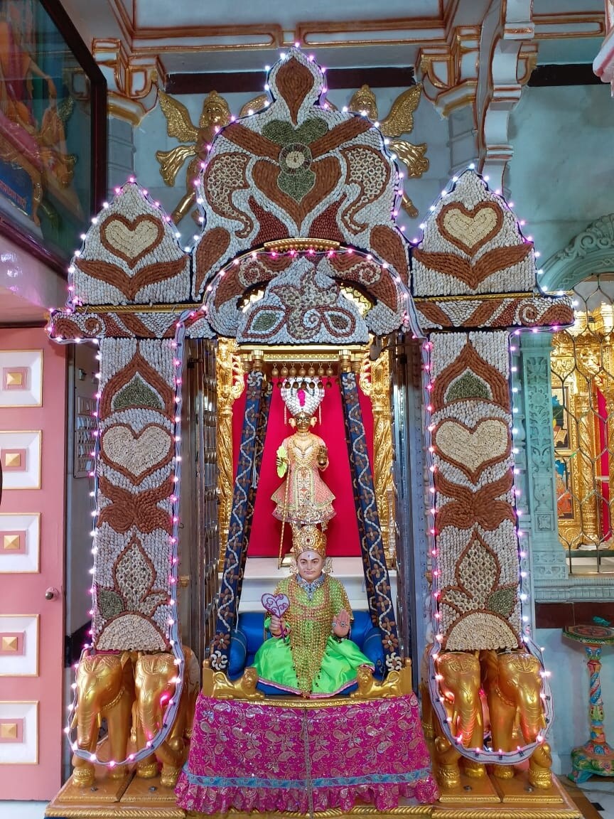 આ ઉત્સવોમાં હિંડોળા ઉત્સવ દરેક મંદિરોમાં ઉજવાય છે. હિંડોળા ઉત્સવ અષાઢ વદ બીજથી પ્રારંભ થાય છે અને શ્રાવણ વદ બીજ સુધી ચાલતો હોય છે. આ ઉત્સવમાં સંતો-ભક્તો પોતાના મનના સંકલ્પો પ્રમાણે ભગવાનને હિંડોળામાં બેસાડીને ઝુલાવીને ભક્તિ અદા કરે છે. આ ઉત્સવોમાં હિંડોળા ઉત્સવ દરેક મંદિરોમાં ઉજવાય છે. હિંડોળા ઉત્સવ અષાઢ વદ બીજથી પ્રારંભ થાય છે અને શ્રાવણ વદ બીજ સુધી ચાલતો હોય છે. આ ઉત્સવમાં સંતો-ભક્તો પોતાના મનના સંકલ્પો પ્રમાણે ભગવાનને હિંડોળામાં બેસાડીને ઝુલાવીને ભક્તિ અદા કરે છે.