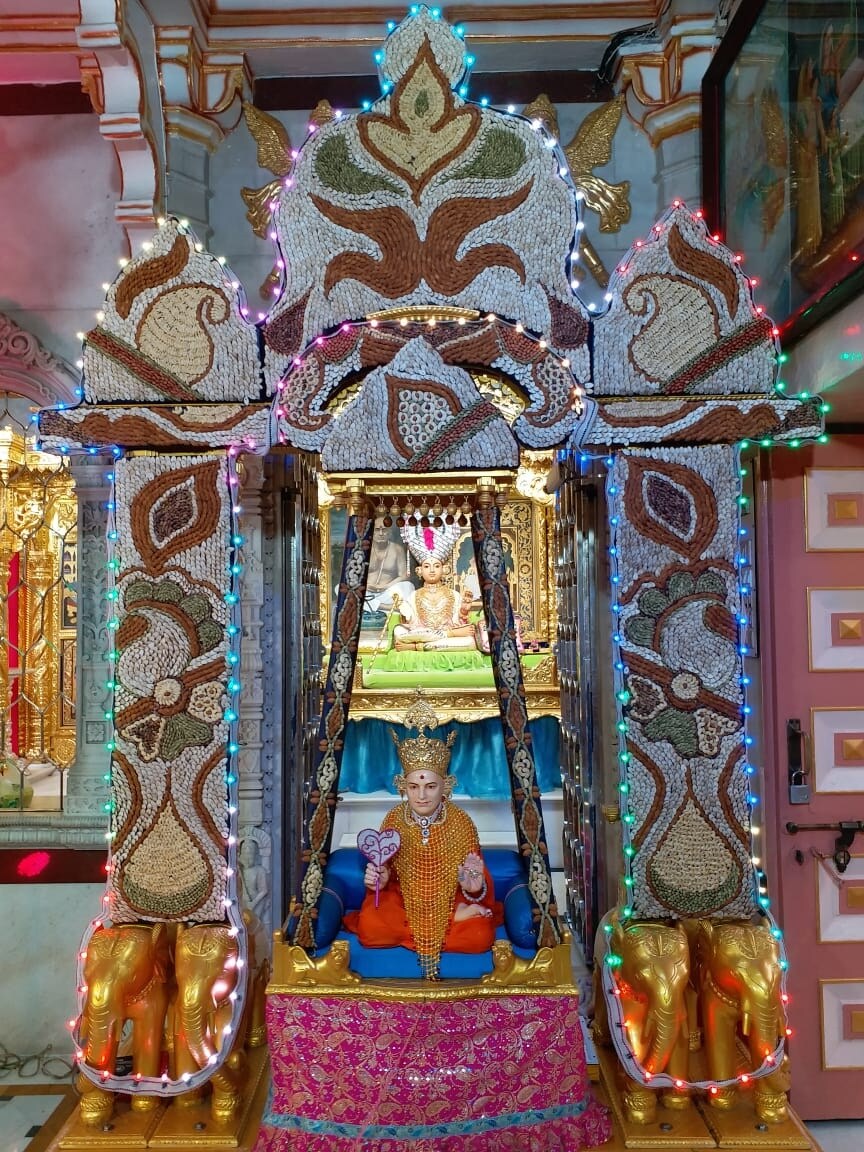 ઝરમર ઝરમર વરસાદ વરસતો હોય ત્યારે હિંડોળામાં પ્રભુની અનોખી ઝાંખી થાય છે. પ્રભુને ઝુલાવવાનો અનેરો દિવ્ય આનંદ છે. વસંત ડોલે અને હિંડોળા એવી ઋતુઓમાં આવે છે કે સૃષ્ટિ સૌંદર્ય પૂરબહારમાં ખીલેલી હોય છે. ભક્તિના વિવિધ પ્રકારોમાં પ્રેમલક્ષણા ભક્તિ અનન્ય સ્થાન ધરાવે છે. જે ઈશ્વર સમક્ષ તમામ ભક્તો વંદન કરતા હોય તેના જ ભગવાનને - બાલ સ્વરૂપને લાડ લડાવવામાં આવે છે. આવો જ હિંડોળા ઉત્સવ મણિનગર શ્રી સ્વામિનારાયણ ગાદી સંસ્થાન શ્રી સ્વામિનારાયણ મંદિરમાં ઉલ્લાસપૂર્વક ઉજવવામાં આવી રહ્યો છે. ઝરમર ઝરમર વરસાદ વરસતો હોય ત્યારે હિંડોળામાં પ્રભુની અનોખી ઝાંખી થાય છે. પ્રભુને ઝુલાવવાનો અનેરો દિવ્ય આનંદ છે. વસંત ડોલે અને હિંડોળા એવી ઋતુઓમાં આવે છે કે સૃષ્ટિ સૌંદર્ય પૂરબહારમાં ખીલેલી હોય છે. ભક્તિના વિવિધ પ્રકારોમાં પ્રેમલક્ષણા ભક્તિ અનન્ય સ્થાન ધરાવે છે. જે ઈશ્વર સમક્ષ તમામ ભક્તો વંદન કરતા હોય તેના જ ભગવાનને - બાલ સ્વરૂપને લાડ લડાવવામાં આવે છે. આવો જ હિંડોળા ઉત્સવ મણિનગર શ્રી સ્વામિનારાયણ ગાદી સંસ્થાન શ્રી સ્વામિનારાયણ મંદિરમાં ઉલ્લાસપૂર્વક ઉજવવામાં આવી રહ્યો છે.