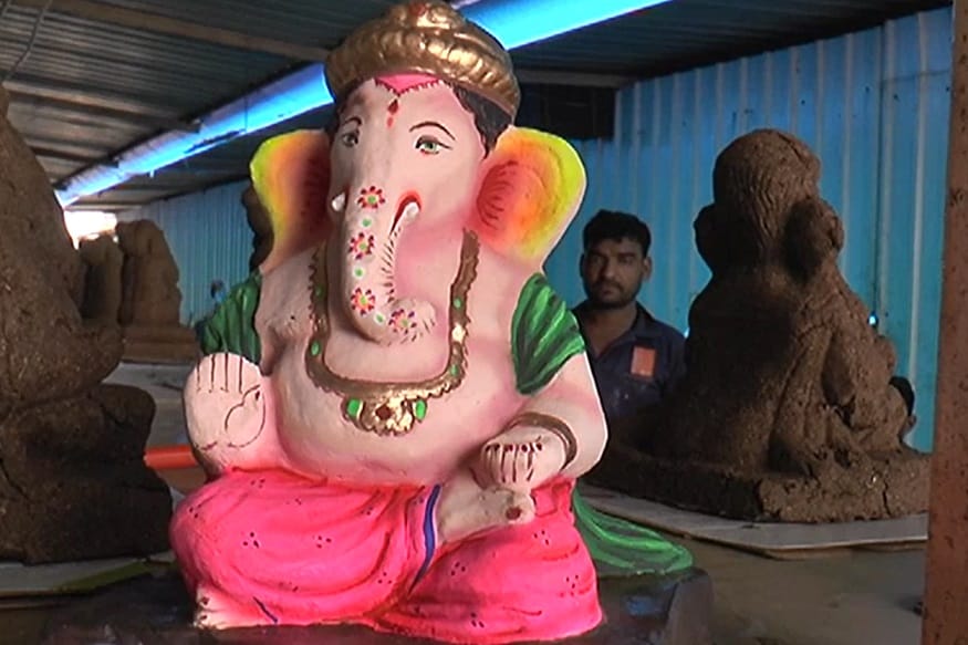આ ગૌશાળા દ્વારા ગૌમય કાસ્ટમાંથી એટલે કે ગાયના છાણ અને ગૌ મુત્રમાંથી 10 ઇંચની 1001 જેટલી શ્રીજીની આકર્ષક પ્રતિમાઓ તૈયાર કરવામાં આવી છે. જેને ખરીદવા લોકો દૂર દૂરથી અહીં આવતા હોય છે અને મૂર્તિકારો દ્વારા ગાયના પવિત્ર છાણ અને ગૌ મૂત્રથી બનવવામાં આવતી શ્રીજીની પ્રતિમા આકર્ષણનું કેન્દ્ર બનવા પામી છે. આ ગૌશાળા દ્વારા ગૌમય કાસ્ટમાંથી એટલે કે ગાયના છાણ અને ગૌ મુત્રમાંથી 10 ઇંચની 1001 જેટલી શ્રીજીની આકર્ષક પ્રતિમાઓ તૈયાર કરવામાં આવી છે. જેને ખરીદવા લોકો દૂર દૂરથી અહીં આવતા હોય છે અને મૂર્તિકારો દ્વારા ગાયના પવિત્ર છાણ અને ગૌ મૂત્રથી બનવવામાં આવતી શ્રીજીની પ્રતિમા આકર્ષણનું કેન્દ્ર બનવા પામી છે.