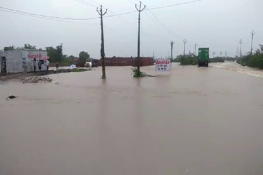 ન્યૂઝ18ગુજરાતીઃ વરસાદે દક્ષિણ ગુજરાતને ઘમરોળ્યું છે ત્યારે હજી પણ વરસાદની દેધનાધન ચાલું જ છે. રવિવારે ભરૂચ જિલ્લાના હાંસોટમાં બે કલાકમાં 6 ઇંચ જેટલો વરસાદ ખાબક્યો હતો. જેના પગલે પાણી જ પાણી થયું છે. ત્યારે સુરતના ઉમરવાડામાં બે કલાકામાં બે ઇંચ વરસાદ પડ્યો હતો. આ ઉપરાંત ભારે વરસાદ અને ઉપરવાસમાં પડેલા વરસાદના પગલે નર્મદા બંધની જળ સપાટીમાં વધારો થયો છે. છેલ્લા 10 કલાકમાં 1.20 મીટર જળસપાટીમાં વધારો થયો હતો. ન્યૂઝ18ગુજરાતીઃ વરસાદે દક્ષિણ ગુજરાતને ઘમરોળ્યું છે ત્યારે હજી પણ વરસાદની દેધનાધન ચાલું જ છે. રવિવારે ભરૂચ જિલ્લાના હાંસોટમાં બે કલાકમાં 6 ઇંચ જેટલો વરસાદ ખાબક્યો હતો. જેના પગલે પાણી જ પાણી થયું છે. ત્યારે સુરતના ઉમરવાડામાં બે કલાકામાં બે ઇંચ વરસાદ પડ્યો હતો. આ ઉપરાંત ભારે વરસાદ અને ઉપરવાસમાં પડેલા વરસાદના પગલે નર્મદા બંધની જળ સપાટીમાં વધારો થયો છે. છેલ્લા 10 કલાકમાં 1.20 મીટર જળસપાટીમાં વધારો થયો હતો.