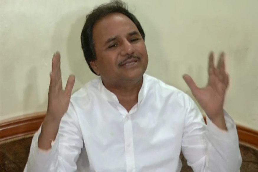 'મને કોઈનું દબાણ ન હતું' : ભાજપના કાર્યક્રમમાં આવવા અંગે પૂછાયેલા સવાલના જવાબમાં હેમંત ચૌહાણે કહ્યું કે, "કાર્યક્રમમાં હાજરી આપવા માટે કોઈનું દબાણ ન હતું. મને કોઈ વસ્તુનો અનાદર નથી. હું લોકોનો માણસ છું. લોકોના દિલમાં રાજ કરું છું. મહેરબાની કરીને આ બાબતે મારું નામ ખરાબ ન કરો. મારું છેલ્લું નિવેદન છે. હું ભજનનો માણસ છું, મને ભજનિક રહેવા દો." 'મને કોઈનું દબાણ ન હતું' : ભાજપના કાર્યક્રમમાં આવવા અંગે પૂછાયેલા સવાલના જવાબમાં હેમંત ચૌહાણે કહ્યું કે, "કાર્યક્રમમાં હાજરી આપવા માટે કોઈનું દબાણ ન હતું. મને કોઈ વસ્તુનો અનાદર નથી. હું લોકોનો માણસ છું. લોકોના દિલમાં રાજ કરું છું. મહેરબાની કરીને આ બાબતે મારું નામ ખરાબ ન કરો. મારું છેલ્લું નિવેદન છે. હું ભજનનો માણસ છું, મને ભજનિક રહેવા દો."