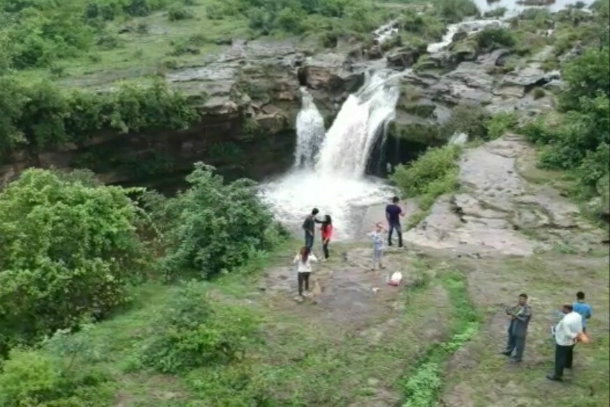ચોમાસાની ઋતુમાં ગીર સોમનાથમાં આવેલા ઝમઝીર ધોધ નીહાળવા પ્રવાસીઓનું આગમન શરૂ. મોટી સંખ્યામાં પ્રવાસીઓ આવી રહ્યા છે ધોધને માણવા. ત્યારે આ ઝમઝીરના ધોધમાં કોઈ અકસ્માતે પડી ન જાય તે માટે તંત્ર સજ્જ થયુ. (દિનેશ સોલંકી, ગીર સોમનાથ) ચોમાસાની ઋતુમાં ગીર સોમનાથમાં આવેલા ઝમઝીર ધોધ નીહાળવા પ્રવાસીઓનું આગમન શરૂ. મોટી સંખ્યામાં પ્રવાસીઓ આવી રહ્યા છે ધોધને માણવા. ત્યારે આ ઝમઝીરના ધોધમાં કોઈ અકસ્માતે પડી ન જાય તે માટે તંત્ર સજ્જ થયુ. (દિનેશ સોલંકી, ગીર સોમનાથ)