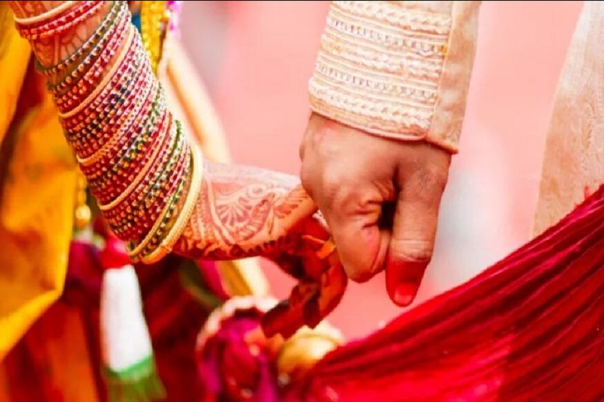 તમિલનાડુના વિલ્લુપુરમમાં એક અજબ ગજબ બનાવ સામે આવ્યો છે. અહીં એક પુત્રએ પોતાના પિતાના મૃતદેહ સામે સાત ફેરા લીધા હતા. આ ઘટનાની ચર્ચા આખા રાજ્યમાં થઈ રહી છે. હકીકતમાં એક પિતાએ પોતાના પુત્રના લગ્ન નક્કી કર્યાં હતાં. આ માટે તેણે ખૂબ તૈયારી હતી. પરંતુ લગ્નના થોડા દિવસ પહેલા પિતાનું નિધન થઈ ગયું હતું. એવામાં પુત્રએ પિતાની ઈચ્છા પૂરી કરવા માટે મૃતદેહને મંડપમાં રાખીને તેની સામે સાત ફેરા લીધા હતા. તમિલનાડુના વિલ્લુપુરમમાં એક અજબ ગજબ બનાવ સામે આવ્યો છે. અહીં એક પુત્રએ પોતાના પિતાના મૃતદેહ સામે સાત ફેરા લીધા હતા. આ ઘટનાની ચર્ચા આખા રાજ્યમાં થઈ રહી છે. હકીકતમાં એક પિતાએ પોતાના પુત્રના લગ્ન નક્કી કર્યાં હતાં. આ માટે તેણે ખૂબ તૈયારી હતી. પરંતુ લગ્નના થોડા દિવસ પહેલા પિતાનું નિધન થઈ ગયું હતું. એવામાં પુત્રએ પિતાની ઈચ્છા પૂરી કરવા માટે મૃતદેહને મંડપમાં રાખીને તેની સામે સાત ફેરા લીધા હતા.