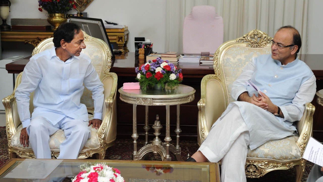 તેલંગણાનાં CM કે ચંદ્રશેખર રાવ (KCR) જે તેલંગણા રાષ્ટ્રિય સમિતિનાં નેતા છે અને આ પાર્ટી કોંગ્રેસને સમર્થન આપે છે છતાં પણ આ નેતાને મળતા સમયે ખુબજ હળવા મૂડમાં જોવા મળ્યા હતાં અરૂણ જેટલી. તેલંગણાનાં CM કે ચંદ્રશેખર રાવ (KCR) જે તેલંગણા રાષ્ટ્રિય સમિતિનાં નેતા છે અને આ પાર્ટી કોંગ્રેસને સમર્થન આપે છે છતાં પણ આ નેતાને મળતા સમયે ખુબજ હળવા મૂડમાં જોવા મળ્યા હતાં અરૂણ જેટલી.