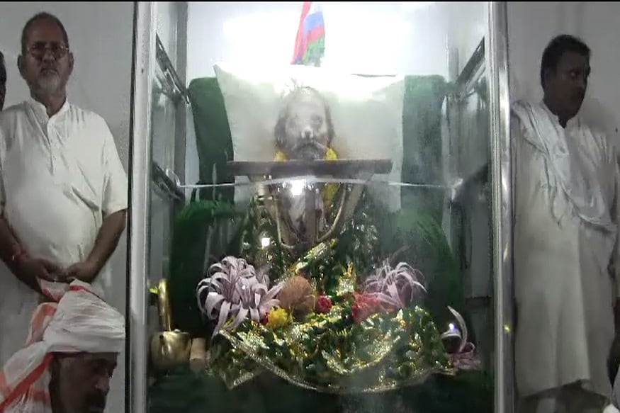 સતાધારના પૂર્વ મહંત જીવરાજ બાપુનું સોમવારે મોડી રાત્રે નિધન થયુ હતું. આજે તેમના પાર્થિવ દેહની પાલખી યાત્રા યોજ્યા બાદ તેમને સમાધિ આપવામાં આવી છે. ત્યારે હવે સતાધારની ગાદી વિજય બાપુ સંભાળે તે માટે સંતોનું સમર્થન મળી રહ્યું છે. સતાધારના પૂર્વ મહંત જીવરાજ બાપુનું સોમવારે મોડી રાત્રે નિધન થયુ હતું. આજે તેમના પાર્થિવ દેહની પાલખી યાત્રા યોજ્યા બાદ તેમને સમાધિ આપવામાં આવી છે. ત્યારે હવે સતાધારની ગાદી વિજય બાપુ સંભાળે તે માટે સંતોનું સમર્થન મળી રહ્યું છે.