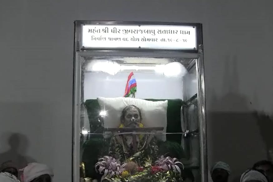આપાગીગા દ્વારા સતાધારની સ્થાપના કરવામાં આવી હતી, ત્યારબાદ સતાધારમાં તેમના શિષ્ય કરમણ બાપુ, ત્યારબાદ રામબાપુ અને તેવીજ રીતે હરિબાપુ અને ત્યારબાદ લક્ષ્મણબાપુ, પછી શ્યામજીબાપુ અને તે પછી જીવરાજ બાપુએ સતાધારની જવાબદારી સંભાળી હતી. હાલમાં આપા ગીગાની જગ્યાએ વિજયબાપુ હાલમાં લઘુમહંત તરીકે જવાબદારી સંભાળી રહ્યાં છે. આપાગીગા દ્વારા સતાધારની સ્થાપના કરવામાં આવી હતી, ત્યારબાદ સતાધારમાં તેમના શિષ્ય કરમણ બાપુ, ત્યારબાદ રામબાપુ અને તેવીજ રીતે હરિબાપુ અને ત્યારબાદ લક્ષ્મણબાપુ, પછી શ્યામજીબાપુ અને તે પછી જીવરાજ બાપુએ સતાધારની જવાબદારી સંભાળી હતી. હાલમાં આપા ગીગાની જગ્યાએ વિજયબાપુ હાલમાં લઘુમહંત તરીકે જવાબદારી સંભાળી રહ્યાં છે.