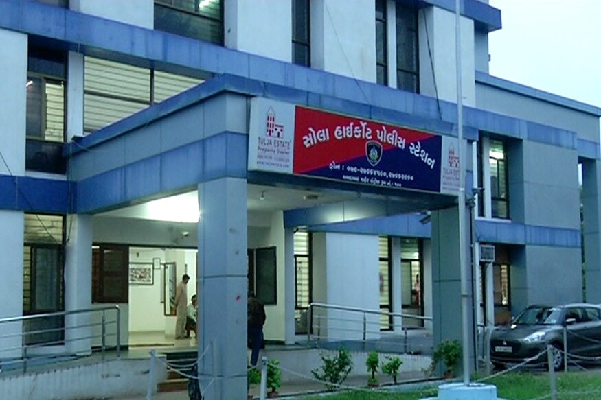 પ્રાપ્ત માહતી અનુસાર, સાયન્સ સીટી રોડ પર આવેલા સુરમ્ય બંગ્લોઝમાં જુગારધામ ચાલી રહ્યું હોવાની બાતમી મળતા જ પોલીસએ રેડ કરી હતી. જેમાં બંગલા નંબર 1માં જુગાર રમતા પાંચ જુગારીઓને ઝડપી લીધા છે. પોલીસના જણાવ્યા અનુસાર, જુગારધામની રેડમાં 70 હજારના મોબાઈલ, 26 હજાર રોકડા, 3 ગાડી, સહીત 20 લાખનો મુદ્દામાલ જપ્ત કરવામાં આવ્યો છે. પ્રાપ્ત માહતી અનુસાર, સાયન્સ સીટી રોડ પર આવેલા સુરમ્ય બંગ્લોઝમાં જુગારધામ ચાલી રહ્યું હોવાની બાતમી મળતા જ પોલીસએ રેડ કરી હતી. જેમાં બંગલા નંબર 1માં જુગાર રમતા પાંચ જુગારીઓને ઝડપી લીધા છે. પોલીસના જણાવ્યા અનુસાર, જુગારધામની રેડમાં 70 હજારના મોબાઈલ, 26 હજાર રોકડા, 3 ગાડી, સહીત 20 લાખનો મુદ્દામાલ જપ્ત કરવામાં આવ્યો છે.