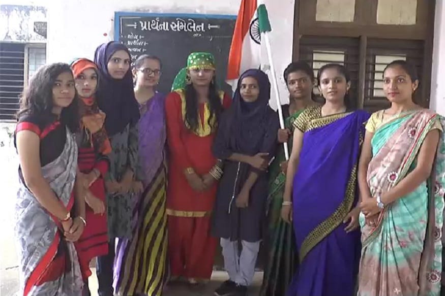 370 અને 35A કલમ હટાવ્યા બાદ સમગ્ર દેશમાં ખુશીનો માહોલ જોવા મળ્યો છે. ત્યારે મીની ભારત એવા વીરપુર ગામમાં પણ આજે ખુશીનો માહોલ જોવા મળ્યો હતો. 370 અને 35A કલમ હટાવ્યા બાદ સમગ્ર દેશમાં ખુશીનો માહોલ જોવા મળ્યો છે. ત્યારે મીની ભારત એવા વીરપુર ગામમાં પણ આજે ખુશીનો માહોલ જોવા મળ્યો હતો.