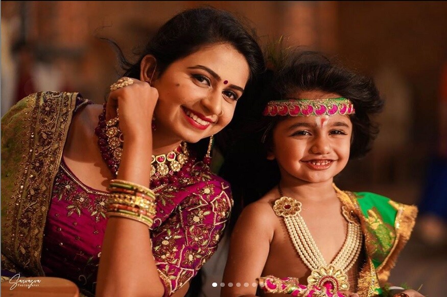 આજે જન્માષ્ટમીનાં પાવન પર્વની ઉજવણી દેશ આખો કરી રહ્યું છે ત્યારે કિંજલ દવેએ પણ આ ઉજવણીને ખાસ બનાવી છે. તેણે તેનાં ચાહકોને જન્માષ્ટમીની શુભેચ્છા પાઠવી છે સાથે જ નટખટ બાળ ગોપાળ સાથેની તસવીરો તેનાં ઇન્સ્ટાગ્રામ પેજ પર શરે કરી છે. આજે જન્માષ્ટમીનાં પાવન પર્વની ઉજવણી દેશ આખો કરી રહ્યું છે ત્યારે કિંજલ દવેએ પણ આ ઉજવણીને ખાસ બનાવી છે. તેણે તેનાં ચાહકોને જન્માષ્ટમીની શુભેચ્છા પાઠવી છે સાથે જ નટખટ બાળ ગોપાળ સાથેની તસવીરો તેનાં ઇન્સ્ટાગ્રામ પેજ પર શરે કરી છે.