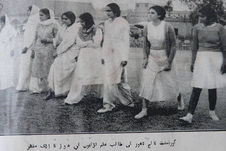 1938માં લાહોરની સરકારી કૉલેજમાં સ્પોર્ટ્સ ડૅ ના અવસરે રમતગમતમાં ભાગ લઇ રહેલી કન્યાઓ। આ તસવીર 'ડેઇલી ઇન્ક્લાબ'માં છપાઈ હતી. 'જિન લાહોર નહિ વેખ્યા ઓ જનમ્યાઇ નઈ' (જેને લાહોર નહિ જોયું તે જન્મ્યો જ નથી!) નાટકનું શીર્ષક આ તસવીરોને સાર્થક કરે છે. 1938માં લાહોરની સરકારી કૉલેજમાં સ્પોર્ટ્સ ડૅ ના અવસરે રમતગમતમાં ભાગ લઇ રહેલી કન્યાઓ। આ તસવીર 'ડેઇલી ઇન્ક્લાબ'માં છપાઈ હતી. 'જિન લાહોર નહિ વેખ્યા ઓ જનમ્યાઇ નઈ' (જેને લાહોર નહિ જોયું તે જન્મ્યો જ નથી!) નાટકનું શીર્ષક આ તસવીરોને સાર્થક કરે છે.