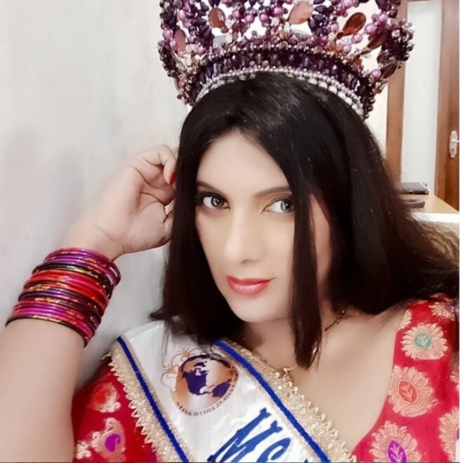 નાઝે ઇન્ડિયન એક્સપ્રેસને આપેલાં એક ઇન્ટરવ્યુંમાં કહ્યું હતું કે, 'અમને સમાજમાં ઘણું સહન કરવું પડે છે. અમારા પોતાનાં ઘર પરિવારમાં પણ. એવું ન હતું કે મારા માતા-પિતા મને પ્રેમ નહોતા કરતાં. પણ તેઓ એક પ્રકારનાં પ્રેશર હેઠળ<br />હતાં. તેમને અમારા સમાજ આડોશ પાડોશનો ડર હતો. તેને કારણે જ મને મારા એક નજીકનાં સંબંધીને ત્યાં મોકલી દેવામાં આવી હતી જ્યારે હું સાત વર્ષની હતી.' નાઝે ઇન્ડિયન એક્સપ્રેસને આપેલાં એક ઇન્ટરવ્યુંમાં કહ્યું હતું કે, 'અમને સમાજમાં ઘણું સહન કરવું પડે છે. અમારા પોતાનાં ઘર પરિવારમાં પણ. એવું ન હતું કે મારા માતા-પિતા મને પ્રેમ નહોતા કરતાં. પણ તેઓ એક પ્રકારનાં પ્રેશર હેઠળ<br />હતાં. તેમને અમારા સમાજ આડોશ પાડોશનો ડર હતો. તેને કારણે જ મને મારા એક નજીકનાં સંબંધીને ત્યાં મોકલી દેવામાં આવી હતી જ્યારે હું સાત વર્ષની હતી.'