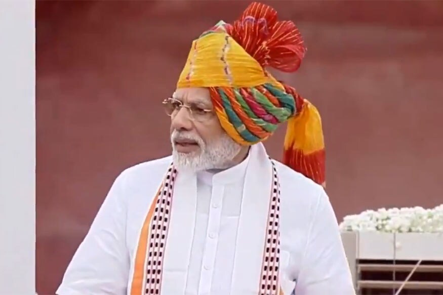 પીએમ મોદીએ સતત છઠ્ઠી વખત લાલ કિલ્લા પરથી તિરંગો ફરકાવ્યો છે. આવું કરનારા મોદી ચોથા વડાપ્રધાન બન્યા છે. આ પહેલા પંડિત નહેરુ, ઇન્દિરા ગાંધી અને મનમોહનસિંહ આવું કરી ચુક્યા છે. પીએમ મોદીએ સતત છઠ્ઠી વખત લાલ કિલ્લા પરથી તિરંગો ફરકાવ્યો છે. આવું કરનારા મોદી ચોથા વડાપ્રધાન બન્યા છે. આ પહેલા પંડિત નહેરુ, ઇન્દિરા ગાંધી અને મનમોહનસિંહ આવું કરી ચુક્યા છે.