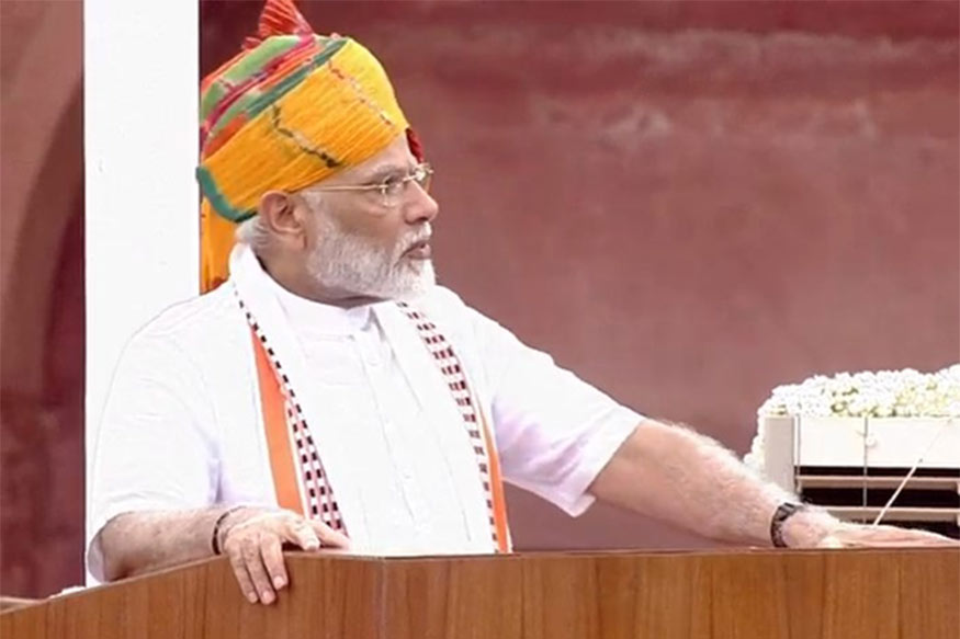 વડાપ્રધાન મોદીએ લાલ કિલ્લા પરથી સંબોધન કરતા જણાવ્યું કે, હજી તો 10 અઠવાડિયા પણ નથી થયાં અને અમારી સરકાર દરેક ક્ષેત્રમાં કામ કર્યું છે. વડાપ્રધાન મોદીએ લાલ કિલ્લા પરથી સંબોધન કરતા જણાવ્યું કે, હજી તો 10 અઠવાડિયા પણ નથી થયાં અને અમારી સરકાર દરેક ક્ષેત્રમાં કામ કર્યું છે.