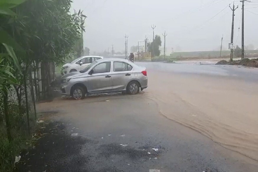તો હિંમતનગરના હડિયોલ ગઢોડા રોડ પર પાણી ભરાઈ વાહન ચાલકોને મુશ્કેલીઓ પડી રહી છે. રોડ પર એક ફૂટ કરતા પણ વધુ પાણઈ ભરાઈ ગયા છે. તો હિંમતનગરના હડિયોલ ગઢોડા રોડ પર પાણી ભરાઈ વાહન ચાલકોને મુશ્કેલીઓ પડી રહી છે. રોડ પર એક ફૂટ કરતા પણ વધુ પાણઈ ભરાઈ ગયા છે.
