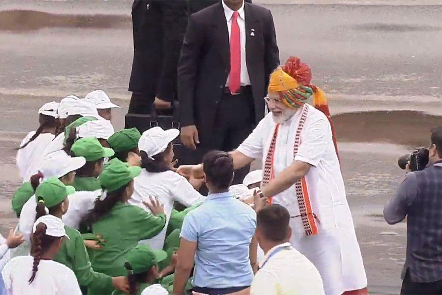 18. પોલીથીનનો ઉપયોગ ન કરો : વડાપ્રધાન મોદીએ લોકોને અપીલ કરતા કહ્યું કે પ્લાસ્ટિકની થેલીઓનો ઉપયોગ ન કરવો. પીએમ મોદીએ દુકાનદારોને પણ આવું કરવા કહ્યુ હતુ. સાથે જ મોદીએ ડિજીટલ પેમેન્ટને પ્રોત્સાહન અને રોકડ વ્યવહારનો ઓછો ઉપયોગ કરવાની અપીલ કરી હતી. 18. પોલીથીનનો ઉપયોગ ન કરો : વડાપ્રધાન મોદીએ લોકોને અપીલ કરતા કહ્યું કે પ્લાસ્ટિકની થેલીઓનો ઉપયોગ ન કરવો. પીએમ મોદીએ દુકાનદારોને પણ આવું કરવા કહ્યુ હતુ. સાથે જ મોદીએ ડિજીટલ પેમેન્ટને પ્રોત્સાહન અને રોકડ વ્યવહારનો ઓછો ઉપયોગ કરવાની અપીલ કરી હતી.