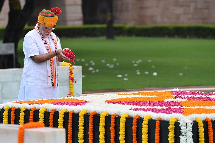 19. પર્યટન ક્ષેત્રનો વિકાસ : વડાપ્રધાન મોદીએ લોકોને અપીલ કરતા કહ્યું કે તમે દુનિયા ફરવા માટે જાવ છો પરંતુ નક્કી કરો કે 2022 સુધી પોતાના દેશની 15 જગ્યાની મુલાકાત લેશો. તમે પોતાના દેશમાં ફરશો તો તેની સુંદરતા વિશે બીજાને બતાવી શકશો. સાથે જ તેમણે કેમિકલ ફર્ટિલાઇઝરનો ઓછો ઉપયોગ કરવા માટે ખેડૂતોને અપીલ કરી હતી. 19. પર્યટન ક્ષેત્રનો વિકાસ : વડાપ્રધાન મોદીએ લોકોને અપીલ કરતા કહ્યું કે તમે દુનિયા ફરવા માટે જાવ છો પરંતુ નક્કી કરો કે 2022 સુધી પોતાના દેશની 15 જગ્યાની મુલાકાત લેશો. તમે પોતાના દેશમાં ફરશો તો તેની સુંદરતા વિશે બીજાને બતાવી શકશો. સાથે જ તેમણે કેમિકલ ફર્ટિલાઇઝરનો ઓછો ઉપયોગ કરવા માટે ખેડૂતોને અપીલ કરી હતી.