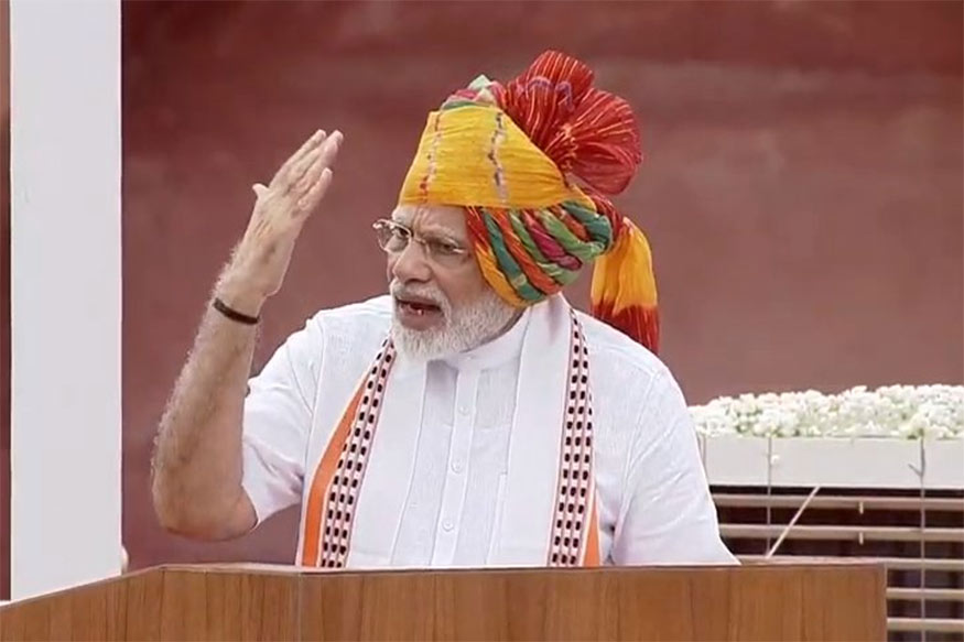 6. ત્રણ તલાક : "દેશની મુસ્લિમ દીકરીએ ડરેલી હતી. તે ભલે ત્રણ તલાકનો શિકાર થઈ ન હતી પરંતુ મનમાં એક ડર હતો. અનેક મુસ્લિમ દેશોએ પણ ત્રણ તલાકને ખતમ કરી દીધો છે, તો આપણે કેમ નહીં? દેશમાં દહેજ, ભ્રૂણ હત્યા વિરુદ્ધ કાયદો બની શકે તો ત્રણ તલાક સામે કેમ નહીં." 6. ત્રણ તલાક : "દેશની મુસ્લિમ દીકરીએ ડરેલી હતી. તે ભલે ત્રણ તલાકનો શિકાર થઈ ન હતી પરંતુ મનમાં એક ડર હતો. અનેક મુસ્લિમ દેશોએ પણ ત્રણ તલાકને ખતમ કરી દીધો છે, તો આપણે કેમ નહીં? દેશમાં દહેજ, ભ્રૂણ હત્યા વિરુદ્ધ કાયદો બની શકે તો ત્રણ તલાક સામે કેમ નહીં."