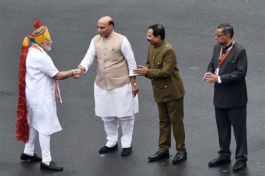 1. મોટી જાહેરાત : વડાપ્રધાન મોદીએ લાલ કિલ્લા પરથી મોટી જાહેરાત કરી કે સૈન્યની ત્રણેય પાંખોમાં યોગ્ય તાલમેલ માટે એક 'સેનાપતિ' બનાવવામાં આવશે. જે ચીફ ઓફ ડિફેન્સ સ્ટાફ (Chief of Defence Staff) તરીકે ઓળખાશે. 1. મોટી જાહેરાત : વડાપ્રધાન મોદીએ લાલ કિલ્લા પરથી મોટી જાહેરાત કરી કે સૈન્યની ત્રણેય પાંખોમાં યોગ્ય તાલમેલ માટે એક 'સેનાપતિ' બનાવવામાં આવશે. જે ચીફ ઓફ ડિફેન્સ સ્ટાફ (Chief of Defence Staff) તરીકે ઓળખાશે.
