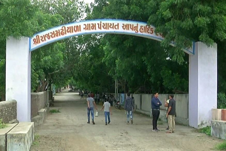 અંકિત પોપટ, રાજકોટ: 15મી ઓગસ્ટના રોજ વડાપ્રધાન નરેન્દ્ર મોદીએ દેશવાસીઓને સંબોધન આપ્યુ હતુ. ત્યારે તેમને દેશવાસીઓને કેટલીક મહત્વની વાત પણ કહી હતી. ત્યારે તે પૈકીની એક વાત હતી ભારતને પ્લાસ્ટીક મુક્ત કરવાની. ત્યારે રાજકોટ જિલ્લાનું એક એવુ ગામ છે કે જે 1985થી ઝીરો પ્લાસ્ટીક વિલેજ તરીકે ઓળખાય છે. અંકિત પોપટ, રાજકોટ: 15મી ઓગસ્ટના રોજ વડાપ્રધાન નરેન્દ્ર મોદીએ દેશવાસીઓને સંબોધન આપ્યુ હતુ. ત્યારે તેમને દેશવાસીઓને કેટલીક મહત્વની વાત પણ કહી હતી. ત્યારે તે પૈકીની એક વાત હતી ભારતને પ્લાસ્ટીક મુક્ત કરવાની. ત્યારે રાજકોટ જિલ્લાનું એક એવુ ગામ છે કે જે 1985થી ઝીરો પ્લાસ્ટીક વિલેજ તરીકે ઓળખાય છે.