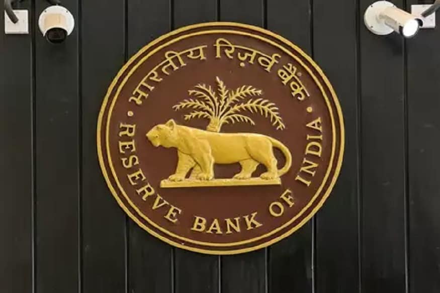 1 - RBIની બેલેન્સ શીટ વિશે જાણો - RBI ની બેલેન્સ શીટ સામાન્ય કંપનીઓ જેવી નથી હોતી. RBIની પ્રોપર્ટીનો 26 ટકા ભાગ રિઝર્વ તરીકે હોય છે. આનું જ ઈન્વેસ્ટમેન્ટ વિદેશોમાં, ભાર સરકારના બોન્ડ્સ અને ગોલ્ડમાં કરવામાં આવે છે. આંકડા અનુસાર, RBI પાસે લગભગ 600 ટન આસપાસ ગોલ્ડ રિઝર્વ છે. આને વિદેશી મુદ્રા સાથે જોડી દેવામાં આવે તો, આ બેન્કની કુલ સંપત્તિનું 77 ટકા બેસે છે. 1 - RBIની બેલેન્સ શીટ વિશે જાણો - RBI ની બેલેન્સ શીટ સામાન્ય કંપનીઓ જેવી નથી હોતી. RBIની પ્રોપર્ટીનો 26 ટકા ભાગ રિઝર્વ તરીકે હોય છે. આનું જ ઈન્વેસ્ટમેન્ટ વિદેશોમાં, ભાર સરકારના બોન્ડ્સ અને ગોલ્ડમાં કરવામાં આવે છે. આંકડા અનુસાર, RBI પાસે લગભગ 600 ટન આસપાસ ગોલ્ડ રિઝર્વ છે. આને વિદેશી મુદ્રા સાથે જોડી દેવામાં આવે તો, આ બેન્કની કુલ સંપત્તિનું 77 ટકા બેસે છે.