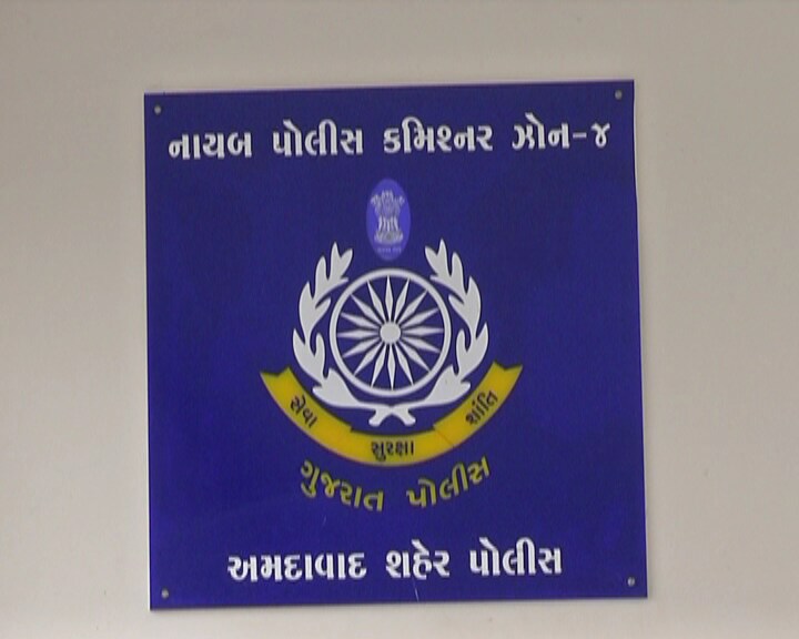 નોંધનીય છે કે, આ ગેંગમાં 3 મહિલાઓ સિવાય અન્ય 3 લોકો જેમાં ધીરજ કોષ્ટી, ભોલા અને કમલેશ નામના વ્યકિતઓ પણ સામેલ છે અને જે હાલ ફરાર છે. નોંધનીય છે કે કૃષ્ણનગરમાં જ્યારે ગુનો દાખલ થયો ત્યારે અન્ય એક વ્યકિતએ મણિનગર પોલીસ સ્ટેશનમાં પણ ફરિયાદ નોંધાવી છે અને બન્ને ગુનામાં એકજ ગેંગ સામેલ હોવાનુ સામે આવ્યુ છે. નોંધનીય છે કે, આ ગેંગમાં 3 મહિલાઓ સિવાય અન્ય 3 લોકો જેમાં ધીરજ કોષ્ટી, ભોલા અને કમલેશ નામના વ્યકિતઓ પણ સામેલ છે અને જે હાલ ફરાર છે. નોંધનીય છે કે કૃષ્ણનગરમાં જ્યારે ગુનો દાખલ થયો ત્યારે અન્ય એક વ્યકિતએ મણિનગર પોલીસ સ્ટેશનમાં પણ ફરિયાદ નોંધાવી છે અને બન્ને ગુનામાં એકજ ગેંગ સામેલ હોવાનુ સામે આવ્યુ છે.