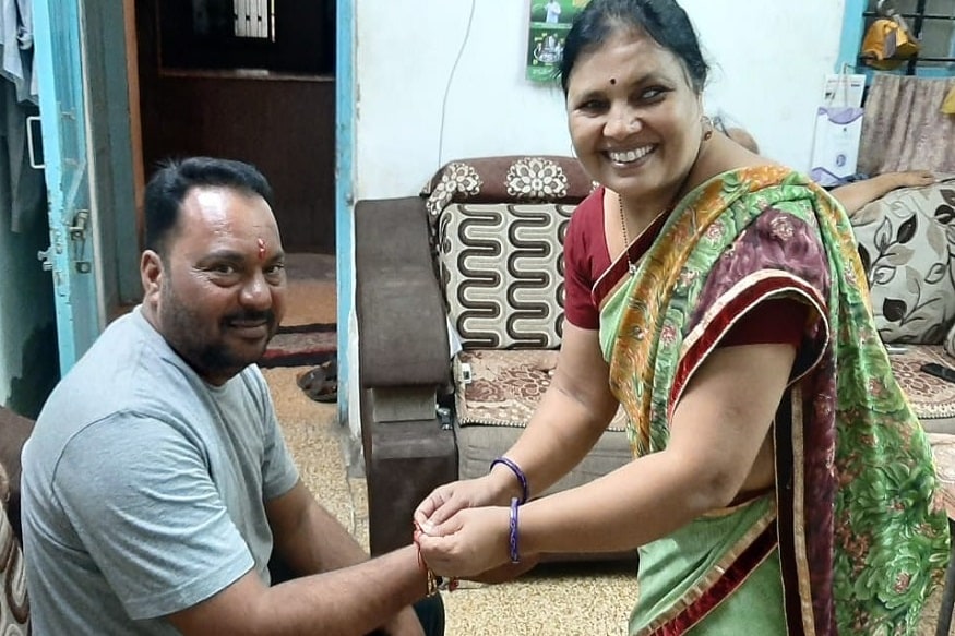 આ પર્વ ભાઈ બહેનના સંબંધને જોડવાની સાથે સાથે સાંસ્કૃતિક અને સામાજિક મહત્વ ધરાવે છે. આનુ મહત્વ સમજાવતા પહેલા તેનો અર્થ સમજવો જરૂરી છે. રક્ષા+બંધન એમ બે શબ્દ મળીને બને છે. અર્થાત એવુ બંધન જે રક્ષાનુ વચન લે, રક્ષાના બંધનમાં બંધાય છે. આ દિવસે ભાઈ બહેનના દાયિત્વોનુ વચન પોતાના પર લે છે. આ પર્વ ભાઈ બહેનના સંબંધને જોડવાની સાથે સાથે સાંસ્કૃતિક અને સામાજિક મહત્વ ધરાવે છે. આનુ મહત્વ સમજાવતા પહેલા તેનો અર્થ સમજવો જરૂરી છે. રક્ષા+બંધન એમ બે શબ્દ મળીને બને છે. અર્થાત એવુ બંધન જે રક્ષાનુ વચન લે, રક્ષાના બંધનમાં બંધાય છે. આ દિવસે ભાઈ બહેનના દાયિત્વોનુ વચન પોતાના પર લે છે.