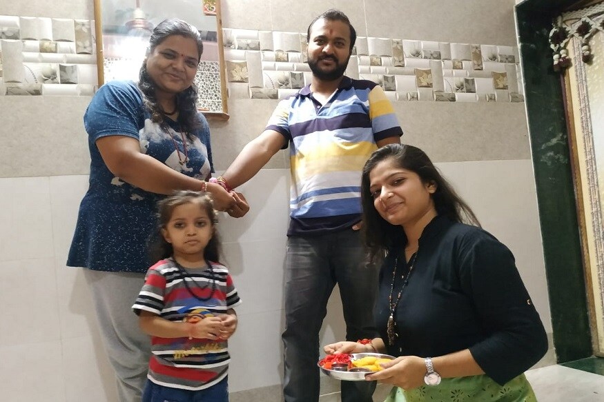 રક્ષાબંધનના દિવસે પવિત્ર શ્રાવણ માસમાં બહેન પોતાના વીરાના ઓવારણા લઈ માથા પર તીલક લગાવી અક્ષત અને કુમકુમથી તીલક લગાવી હાથ પર રક્ષાસુત્ર એવી રાખડી બાંધી. રક્ષાબંધનના દિવસે પવિત્ર શ્રાવણ માસમાં બહેન પોતાના વીરાના ઓવારણા લઈ માથા પર તીલક લગાવી અક્ષત અને કુમકુમથી તીલક લગાવી હાથ પર રક્ષાસુત્ર એવી રાખડી બાંધી.