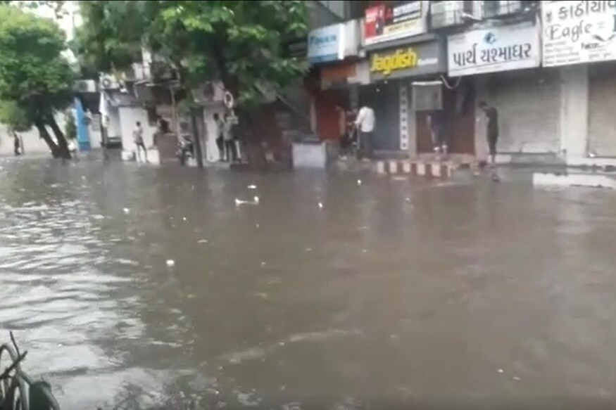વહેલી સવારથી પડી રહેલા વરસાદને કારણે અનેક વિસ્તારોમાં પાણી ભરાયા છે. નીચાણવાળા વિસ્તારની સ્કૂલોમાં રજા આપી દેવામાં આવી છે. ડીઈઓ દ્વારા સ્કૂલોને રજાનો નિર્ણય લેવાની સત્તા આપવામાં આવી છે. પરિસ્થિતિ જોઈ જાતે શાળાએ જ નિર્ણય કરવાનું કહ્યું છે. કતારગામ, અમરોલી, વરાછા, વેડરોડ, લીંબાયત, પાલનપુર પાટિયા સહિતના વિસ્તારોની સ્કૂલોમાં રજા આપવામાં આવી છે. વહેલી સવારથી પડી રહેલા વરસાદને કારણે અનેક વિસ્તારોમાં પાણી ભરાયા છે. નીચાણવાળા વિસ્તારની સ્કૂલોમાં રજા આપી દેવામાં આવી છે. ડીઈઓ દ્વારા સ્કૂલોને રજાનો નિર્ણય લેવાની સત્તા આપવામાં આવી છે. પરિસ્થિતિ જોઈ જાતે શાળાએ જ નિર્ણય કરવાનું કહ્યું છે. કતારગામ, અમરોલી, વરાછા, વેડરોડ, લીંબાયત, પાલનપુર પાટિયા સહિતના વિસ્તારોની સ્કૂલોમાં રજા આપવામાં આવી છે.