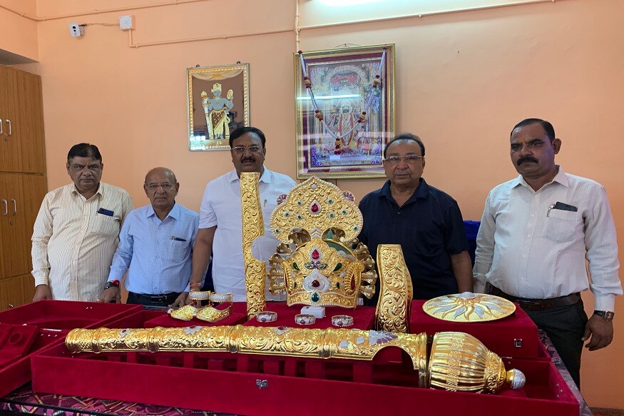 જ્યારે મંદિર ટ્રસ્ટ દ્વારા ખાસ જન્માષ્ટમી માટે અંદાજીત 15 લાખના ખર્ચે ભગવાન કાળીયા ઠાકોર માટે વિશેષ વસ્ત્રો તેમજ 7 કિલો ચાંદી માંથી સોના અને રત્ન મઢિત ચક્ર ,ગદા બનાવડાવવામાં આવી છે. આ સુંદર વસ્તુઓ જન્માષ્ટમીનાં દિવસે ભગવાનને અર્પણ કરવામાં આવશે. ત્યારે હાલ યાત્રાધામ ખાતે ભગવાન શ્રીકૃષ્ણ જન્મોત્સવને વધાવવા અનેરો થનગનાટ જોવા મળી રહ્યો છે અને શામળાજી હાલ કૃષ્ણ મય બન્યું છે. જ્યારે મંદિર ટ્રસ્ટ દ્વારા ખાસ જન્માષ્ટમી માટે અંદાજીત 15 લાખના ખર્ચે ભગવાન કાળીયા ઠાકોર માટે વિશેષ વસ્ત્રો તેમજ 7 કિલો ચાંદી માંથી સોના અને રત્ન મઢિત ચક્ર ,ગદા બનાવડાવવામાં આવી છે. આ સુંદર વસ્તુઓ જન્માષ્ટમીનાં દિવસે ભગવાનને અર્પણ કરવામાં આવશે. ત્યારે હાલ યાત્રાધામ ખાતે ભગવાન શ્રીકૃષ્ણ જન્મોત્સવને વધાવવા અનેરો થનગનાટ જોવા મળી રહ્યો છે અને શામળાજી હાલ કૃષ્ણ મય બન્યું છે.