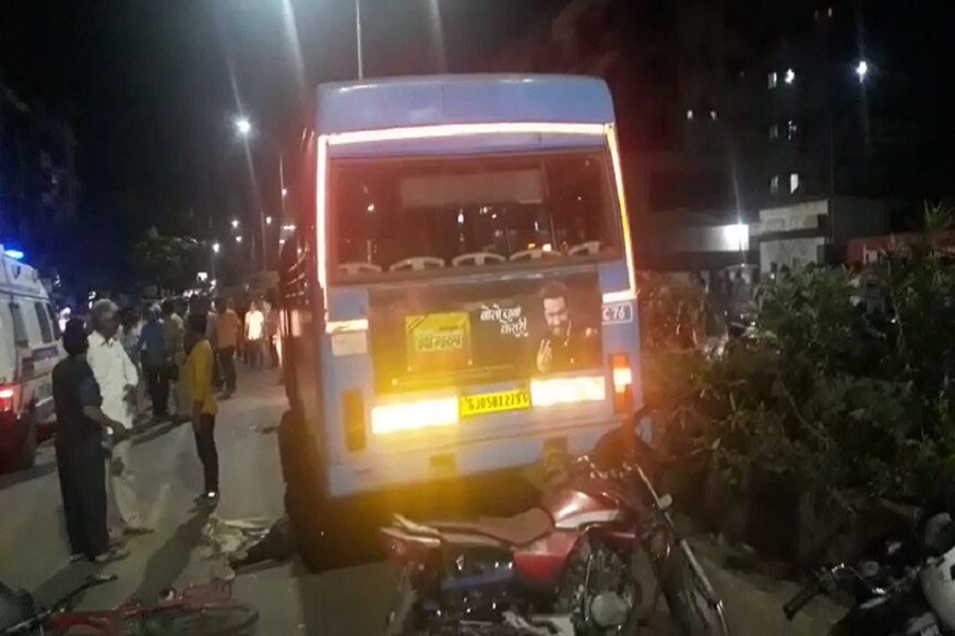 અકસ્માતની ઘટના દિવસેને દિવસે વધી રહી છે. અકસ્માતે રોજે રોજ અનેક લોકો કમોતે મોતને ભેટે છે. વાહન ચાલકની નજીવી ભૂલ કોઈના મોતનું કારણ બને છે. આવી જ એક ઘટના સુરતથી સામે આવી છે. જેમાં સીટી બસ ચાલકે બાળકને અડફેટે લીધુ જેમાં કિશોરનું મોત થયું છે. અકસ્માતની ઘટના દિવસેને દિવસે વધી રહી છે. અકસ્માતે રોજે રોજ અનેક લોકો કમોતે મોતને ભેટે છે. વાહન ચાલકની નજીવી ભૂલ કોઈના મોતનું કારણ બને છે. આવી જ એક ઘટના સુરતથી સામે આવી છે. જેમાં સીટી બસ ચાલકે બાળકને અડફેટે લીધુ જેમાં કિશોરનું મોત થયું છે.