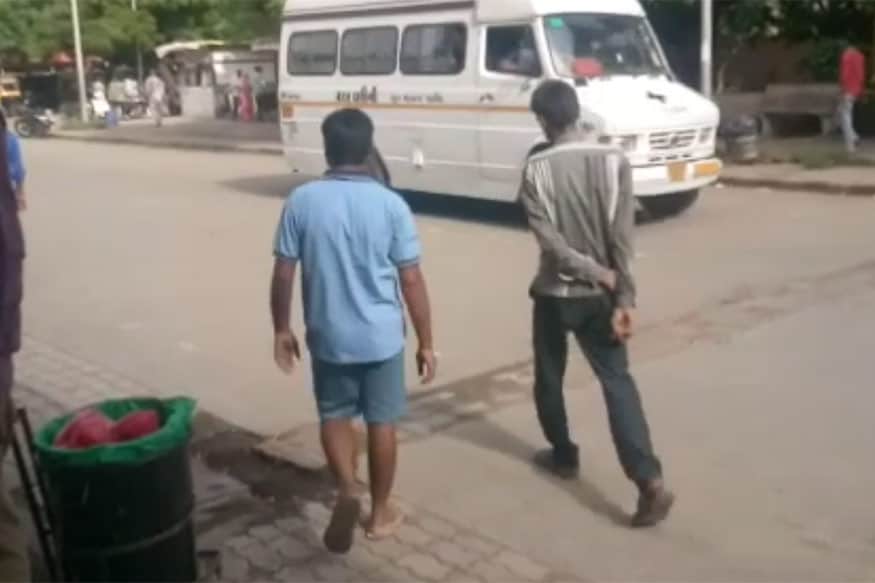 આર્થિક ભીંસથી કિડની વેચવા મજબૂર થયો યુવક : મળતી માહિતી પ્રમાણે સુરતની નવી સિવિલ હોસ્પિટલ ખાતે મંગળવારે એક યુવક આવ્યો હતો અને ટ્રોમા સેન્ટર ખાતે હાજર મેડિકલ ઓફિસરને પોતાની કિડની વેચવાની વાત કરી હતી. મળતી માહિતી પ્રમાણે યુવક પરપ્રાંતિય હતો તેમજ સુરતમાં રહીને સિક્યુરિટી ગાર્ડ તરીકે નોકરી કરતો હોવાનું માલુમ પડ્યું છે. આર્થિક ભીંસથી કિડની વેચવા મજબૂર થયો યુવક : મળતી માહિતી પ્રમાણે સુરતની નવી સિવિલ હોસ્પિટલ ખાતે મંગળવારે એક યુવક આવ્યો હતો અને ટ્રોમા સેન્ટર ખાતે હાજર મેડિકલ ઓફિસરને પોતાની કિડની વેચવાની વાત કરી હતી. મળતી માહિતી પ્રમાણે યુવક પરપ્રાંતિય હતો તેમજ સુરતમાં રહીને સિક્યુરિટી ગાર્ડ તરીકે નોકરી કરતો હોવાનું માલુમ પડ્યું છે.